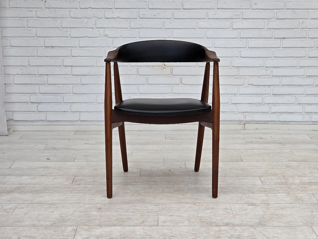Anni '60, poltrona danese. Legno di teak, pelle artificiale nera. 6