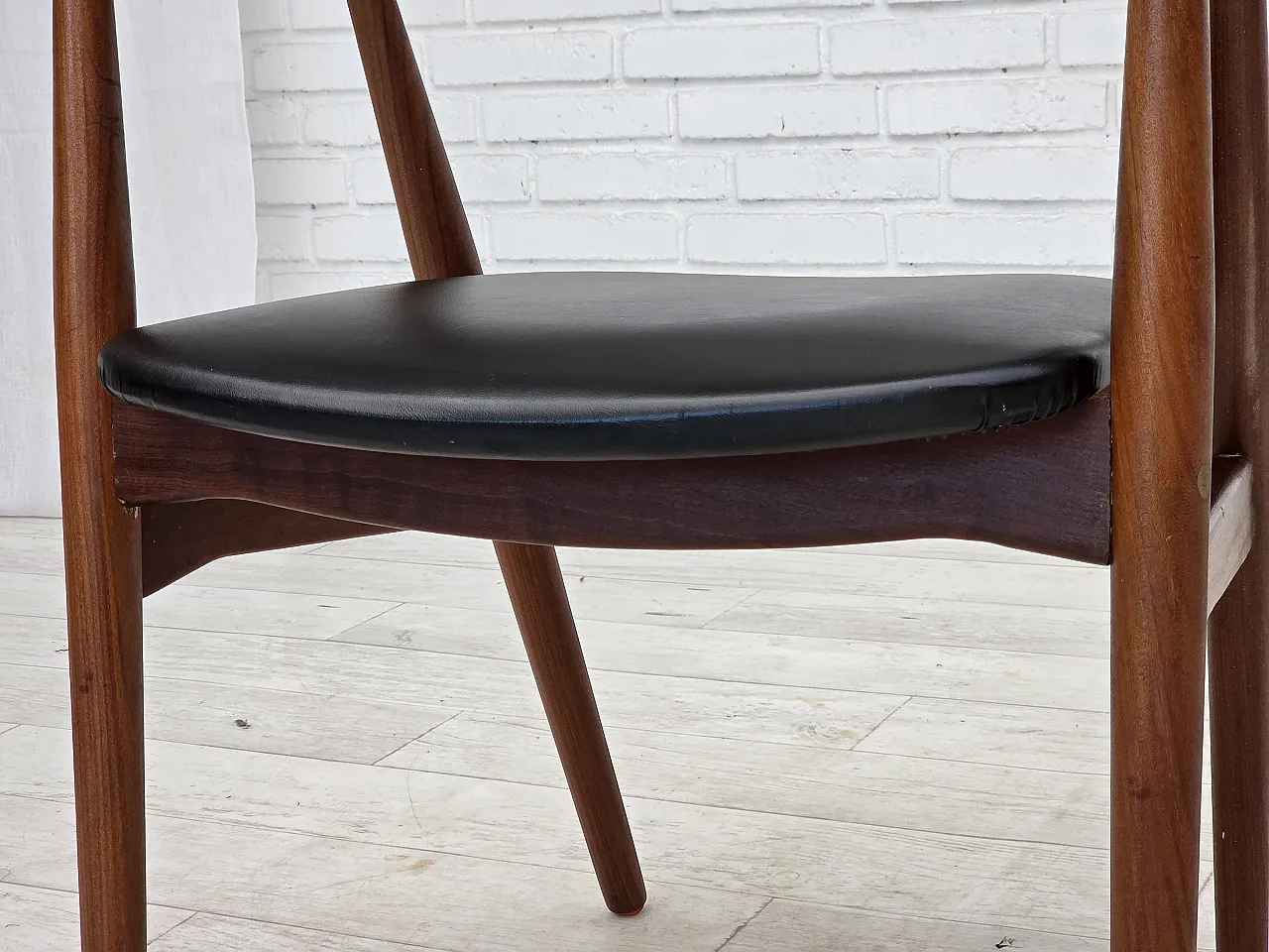 Anni '60, poltrona danese. Legno di teak, pelle artificiale nera. 7