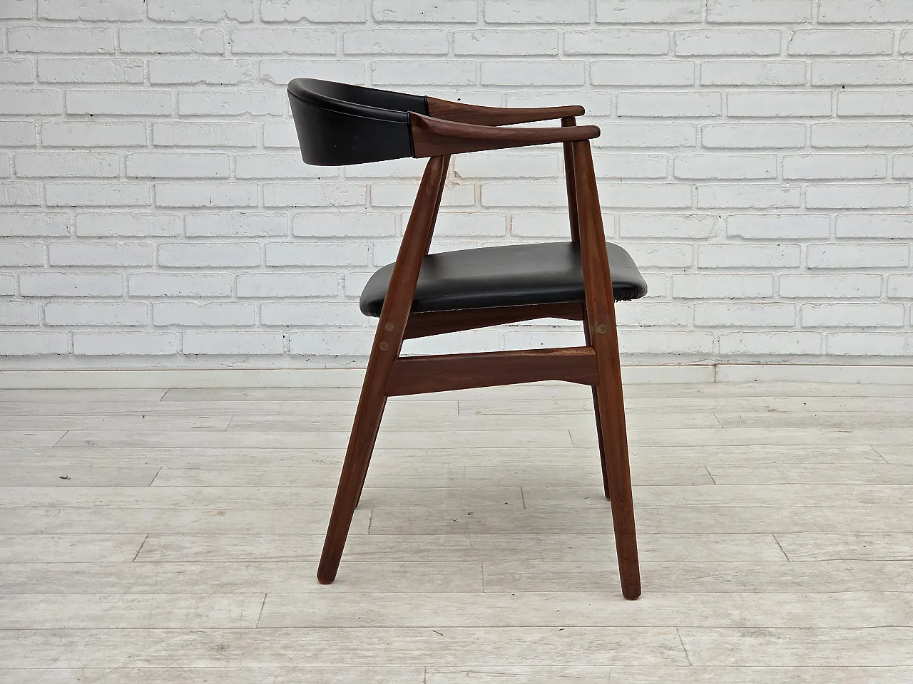 Anni '60, poltrona danese. Legno di teak, pelle artificiale nera. 8