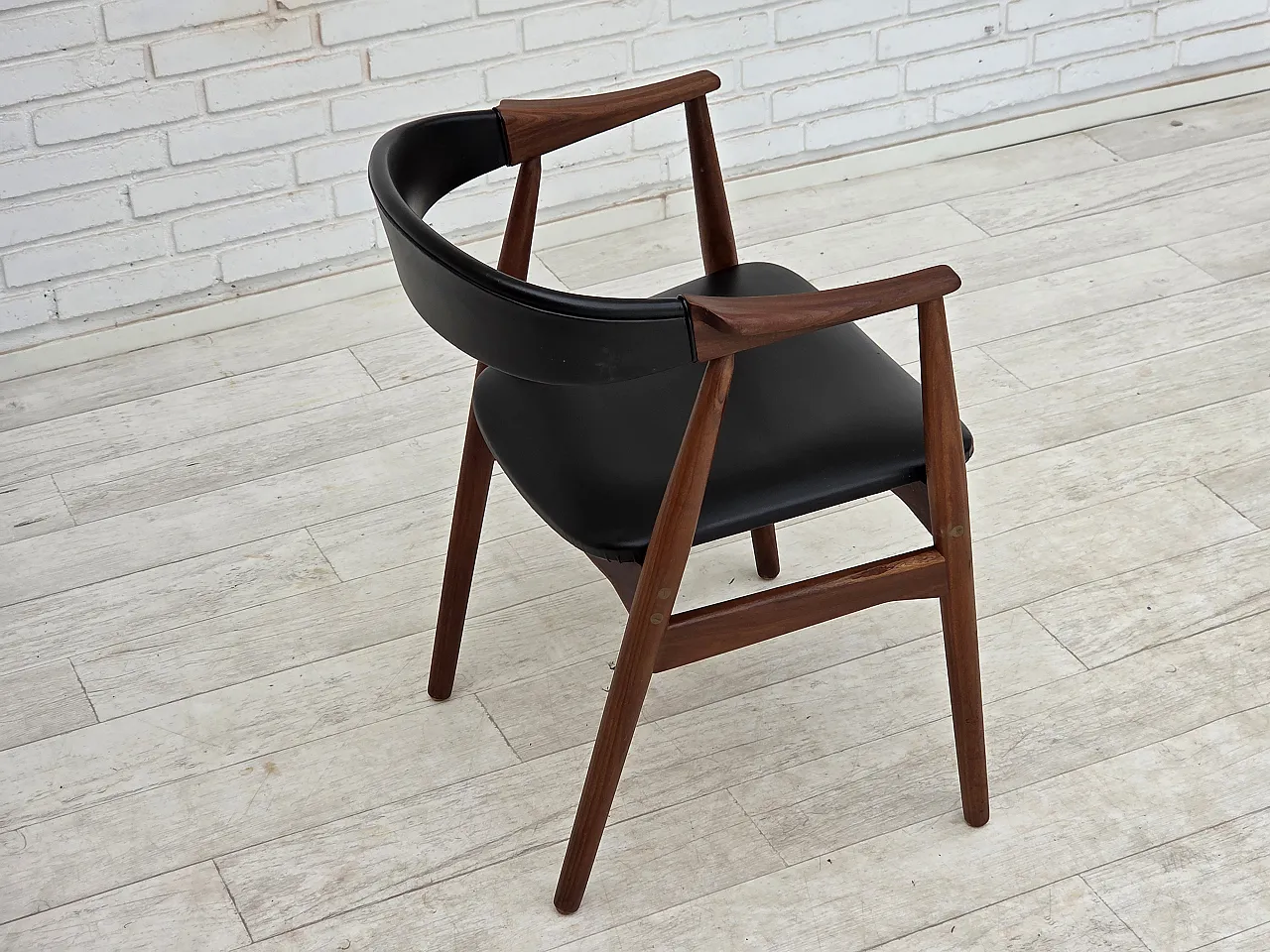 Anni '60, poltrona danese. Legno di teak, pelle artificiale nera. 9