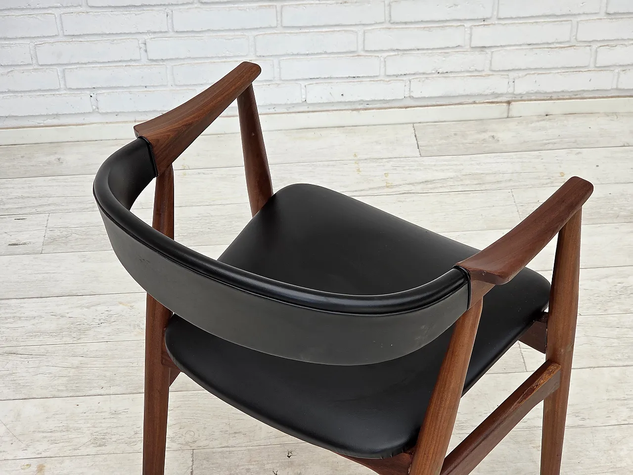 Anni '60, poltrona danese. Legno di teak, pelle artificiale nera. 10