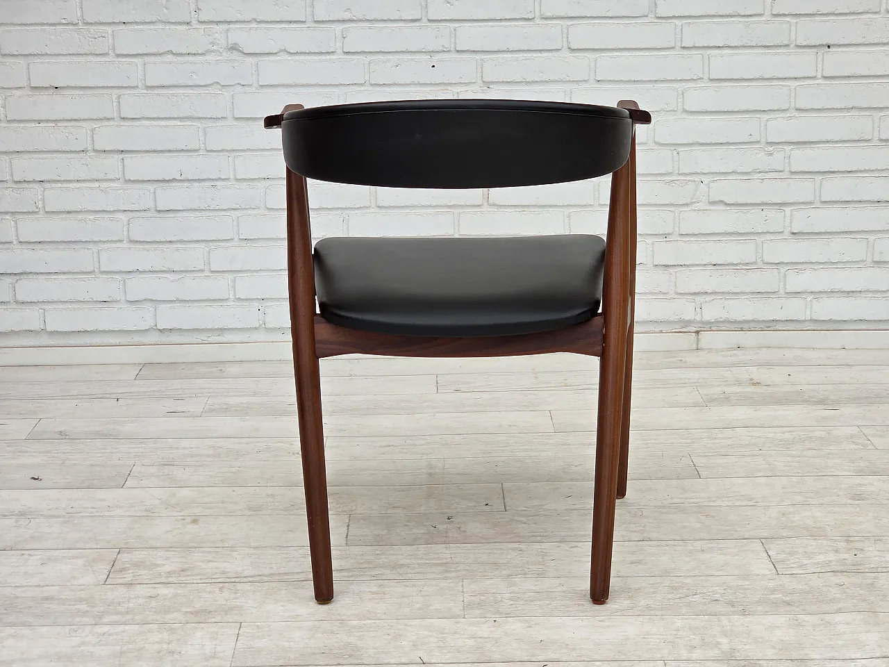 Anni '60, poltrona danese. Legno di teak, pelle artificiale nera. 11