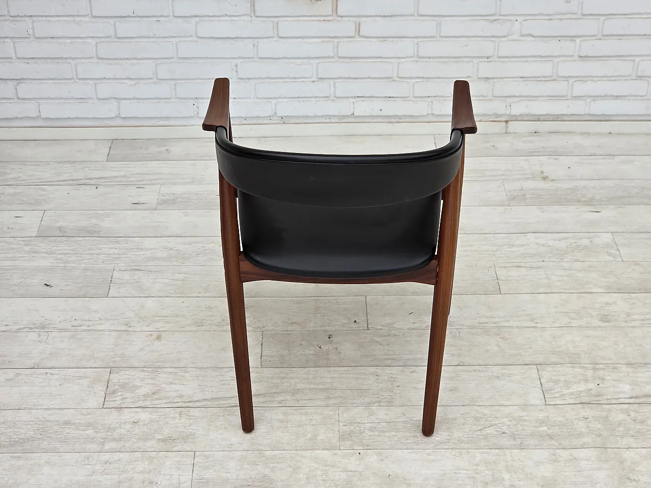 Anni '60, poltrona danese. Legno di teak, pelle artificiale nera. 12