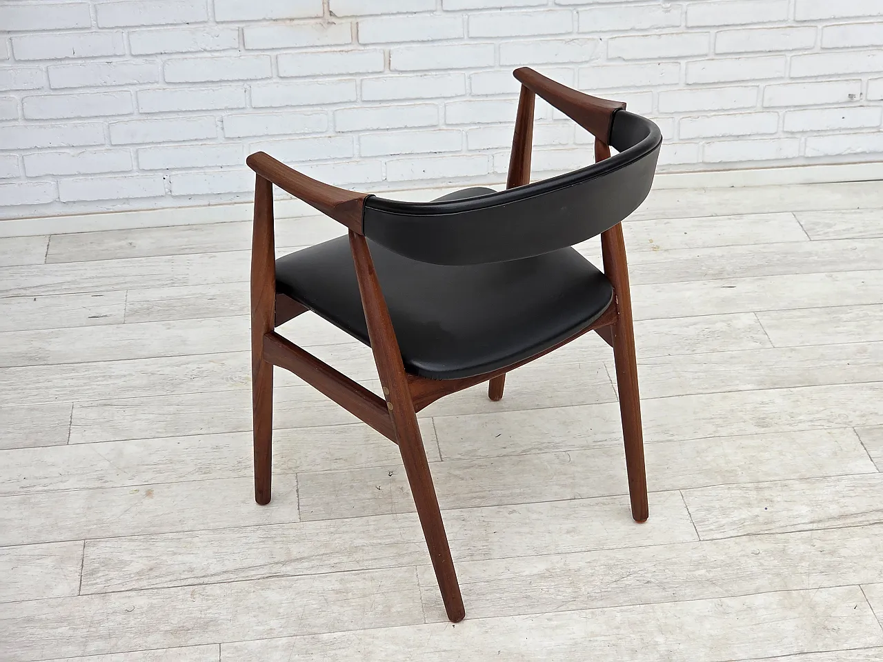 Anni '60, poltrona danese. Legno di teak, pelle artificiale nera. 14