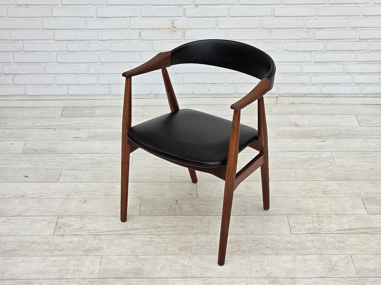 Anni '60, poltrona danese. Legno di teak, pelle artificiale nera. 15