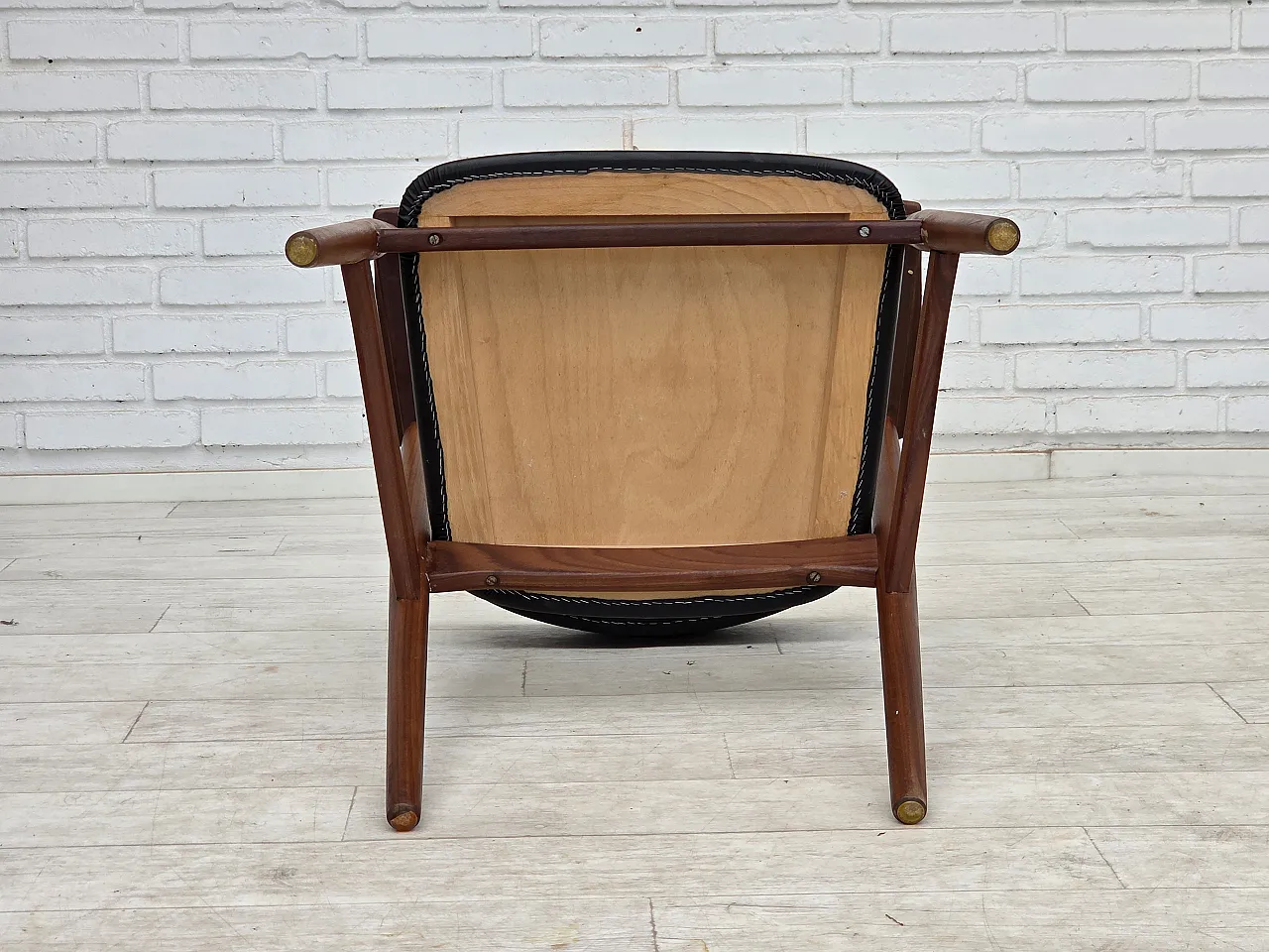 Anni '60, poltrona danese. Legno di teak, pelle artificiale nera. 16