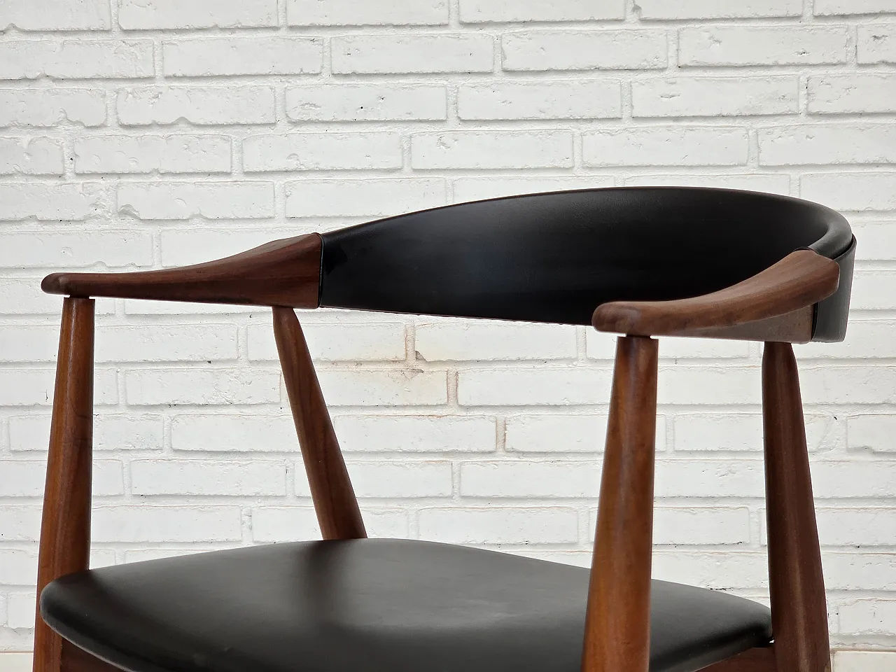 Anni '60, poltrona danese. Legno di teak, pelle artificiale nera. 17