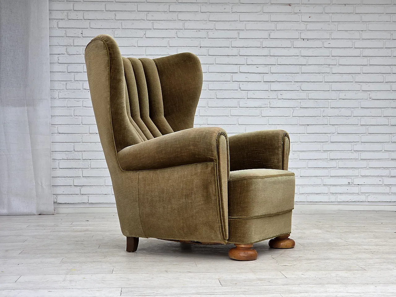 Anni '60, poltrona relax danese con schienale alto, velluto verde. 1