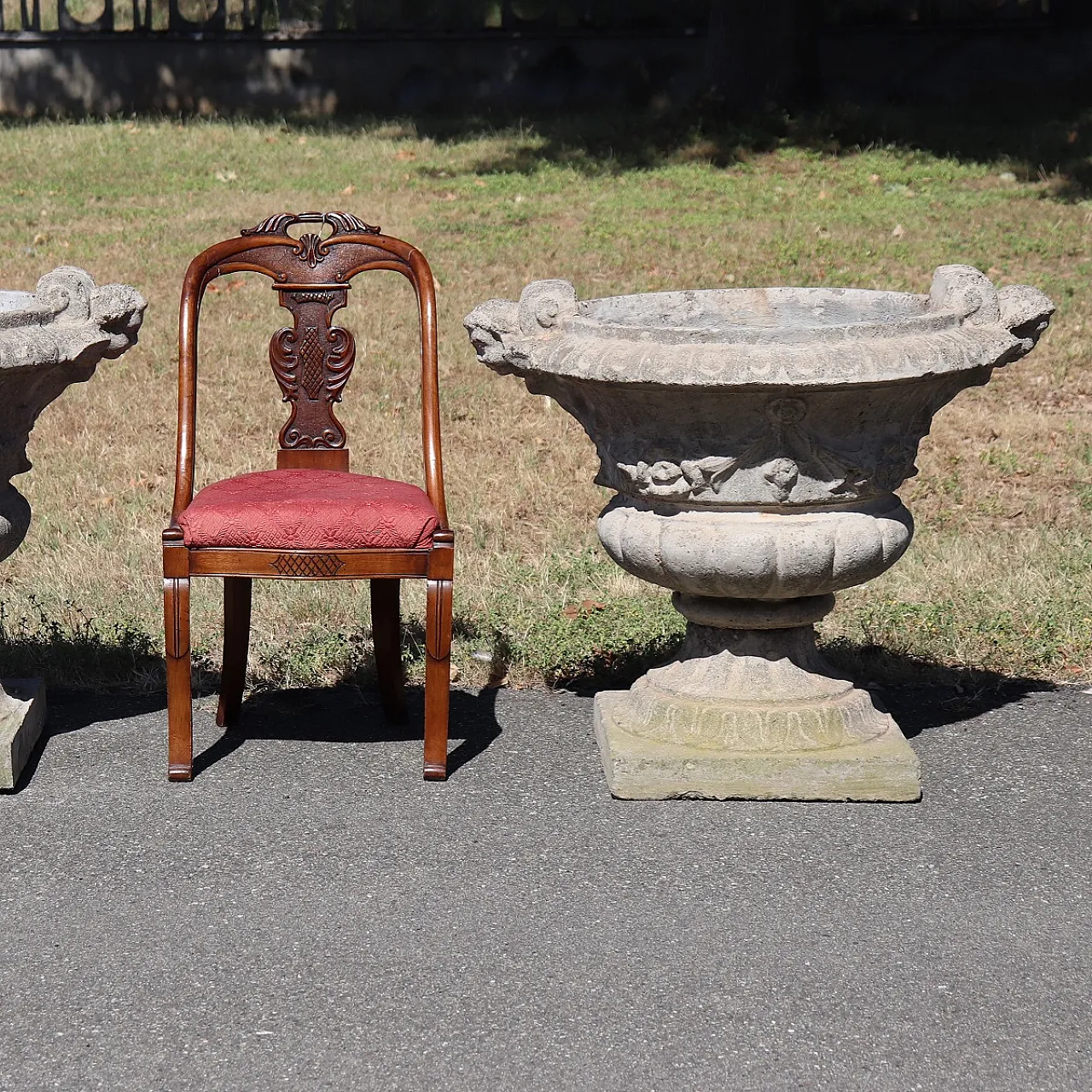 Pair of majestic garden vases in cement and grit, early 1900s 2