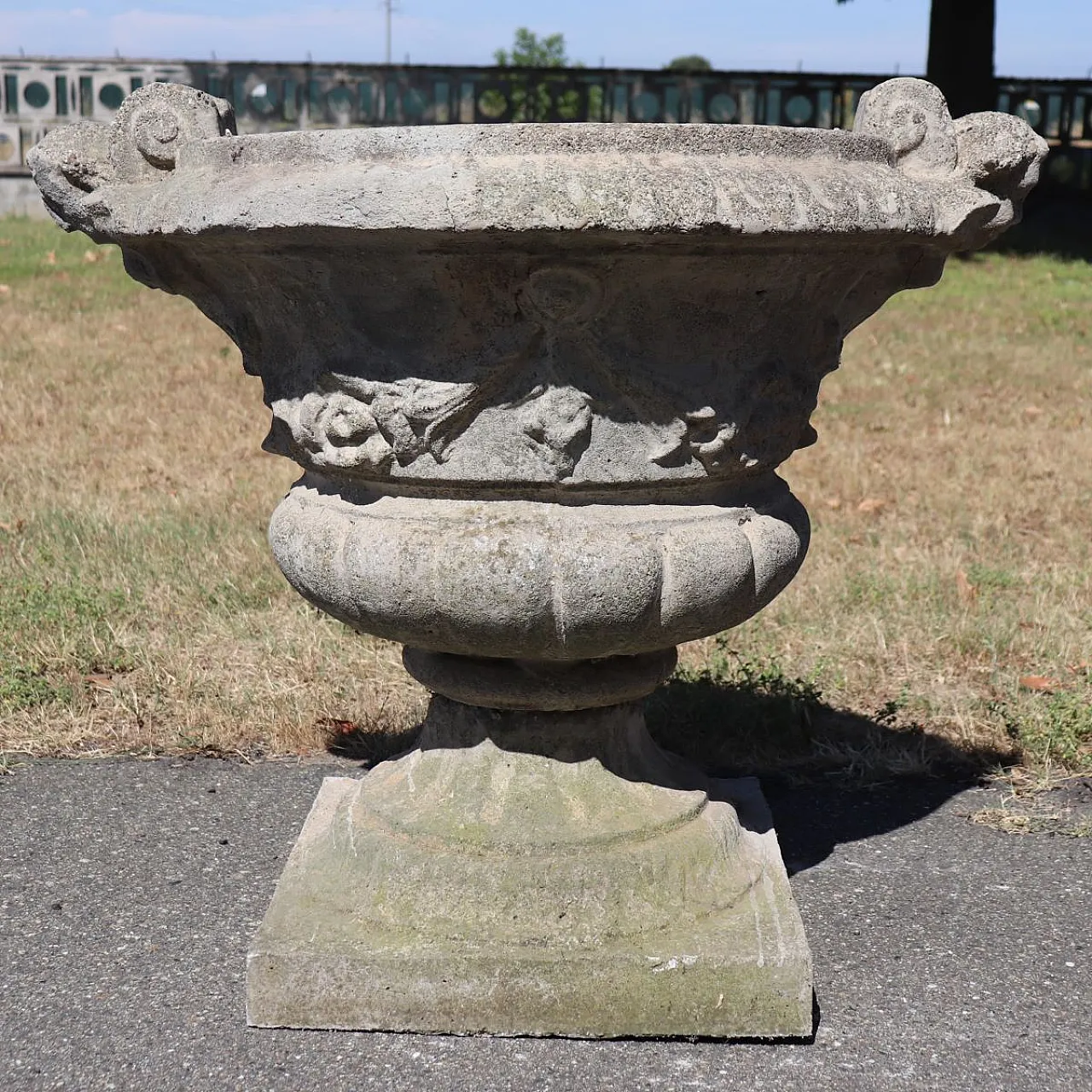 Pair of majestic garden vases in cement and grit, early 1900s 3