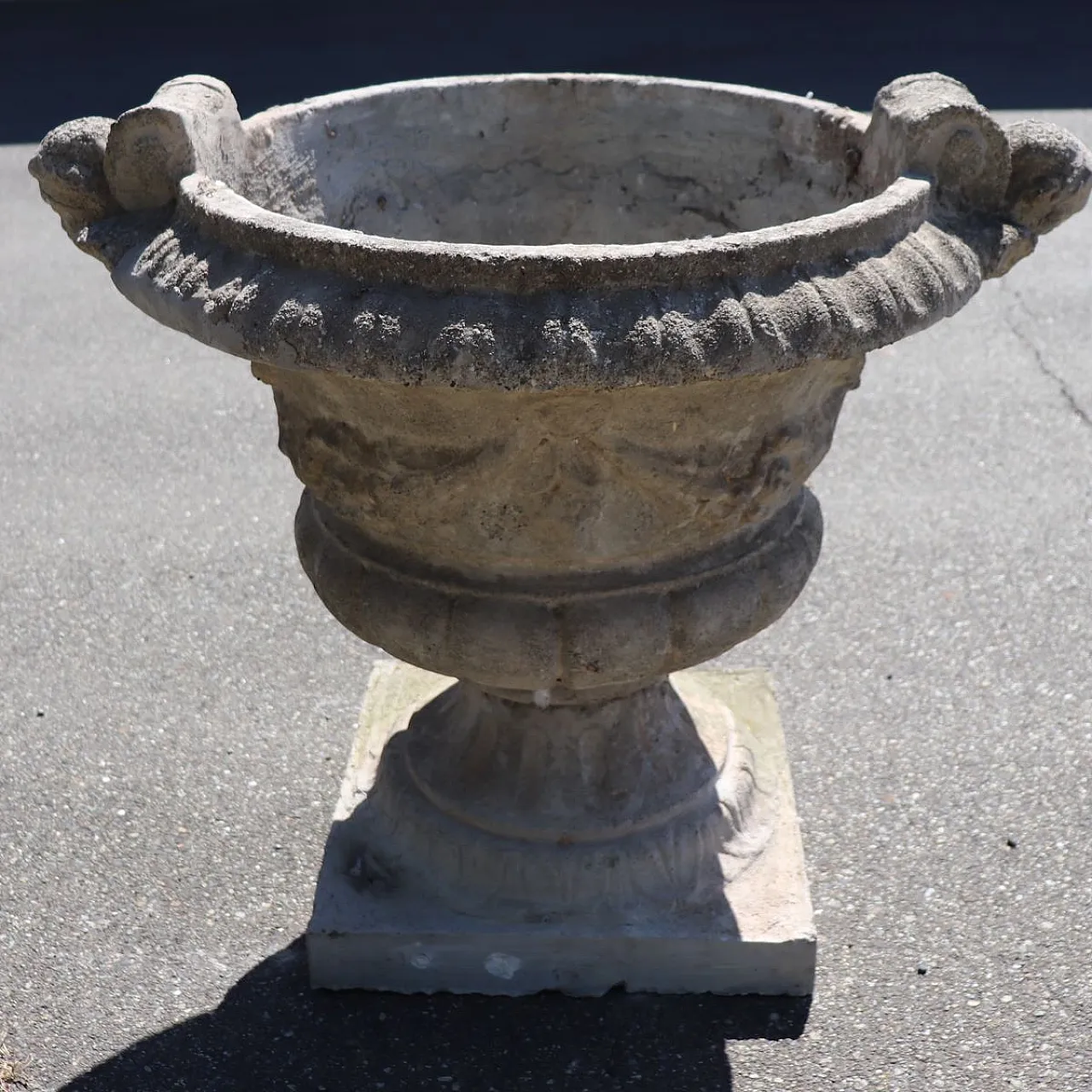 Pair of majestic garden vases in cement and grit, early 1900s 6