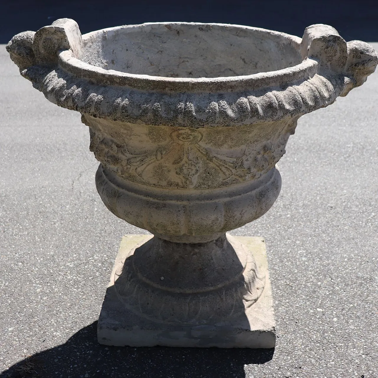 Pair of majestic garden vases in cement and grit, early 1900s 7