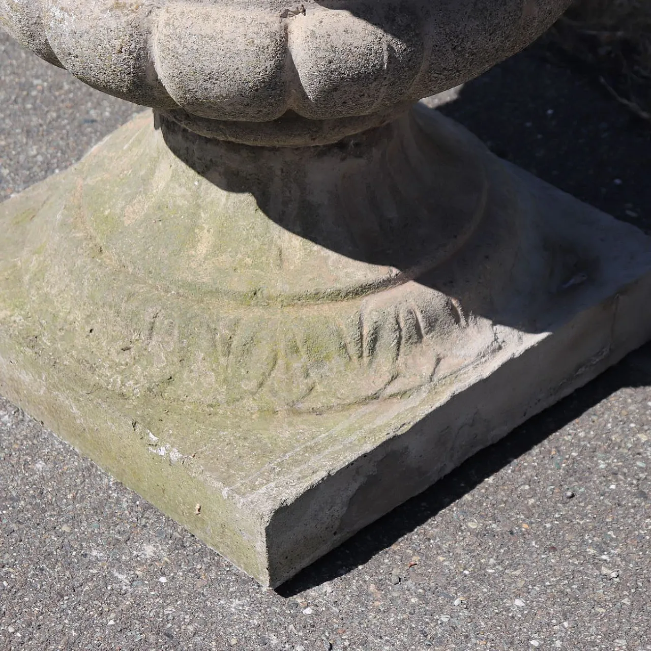 Pair of majestic garden vases in cement and grit, early 1900s 10