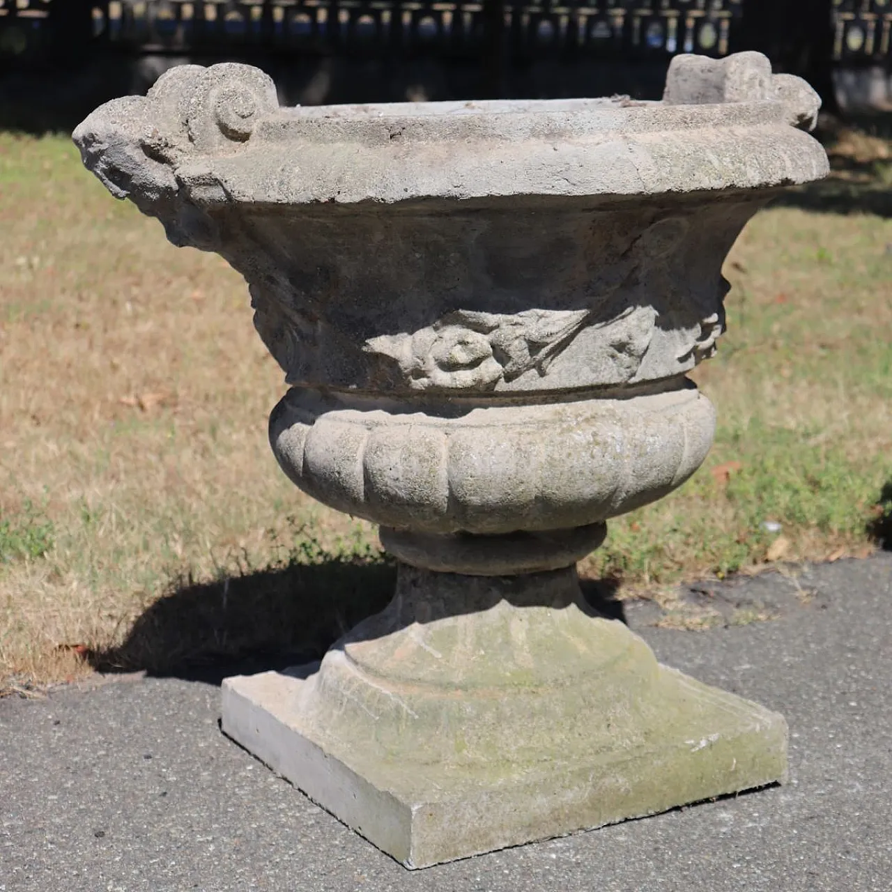 Pair of majestic garden vases in cement and grit, early 1900s 13
