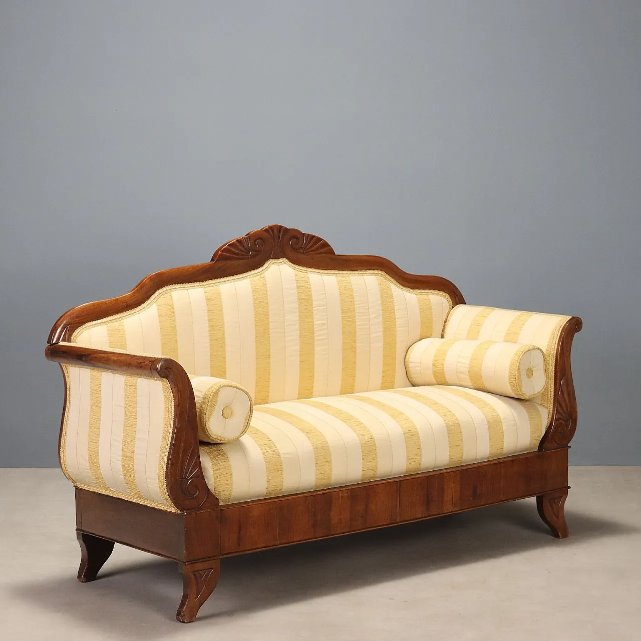 Boat-shaped sofa in walnut, mid-19th century 1
