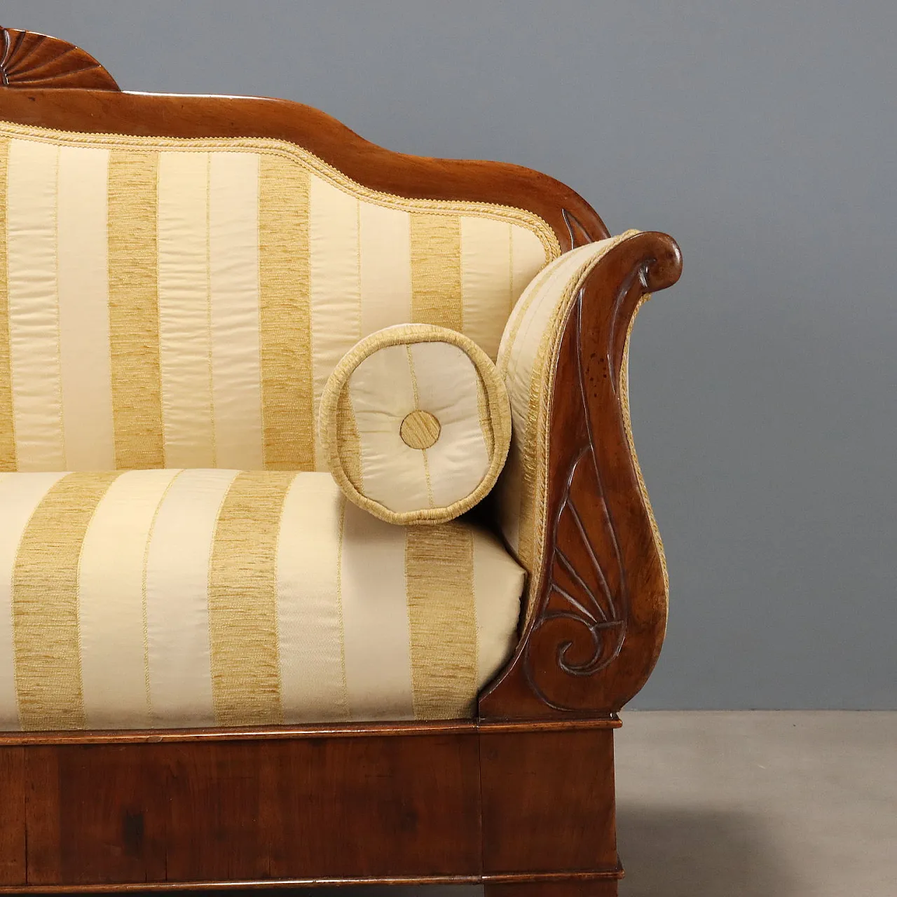 Boat-shaped sofa in walnut, mid-19th century 6
