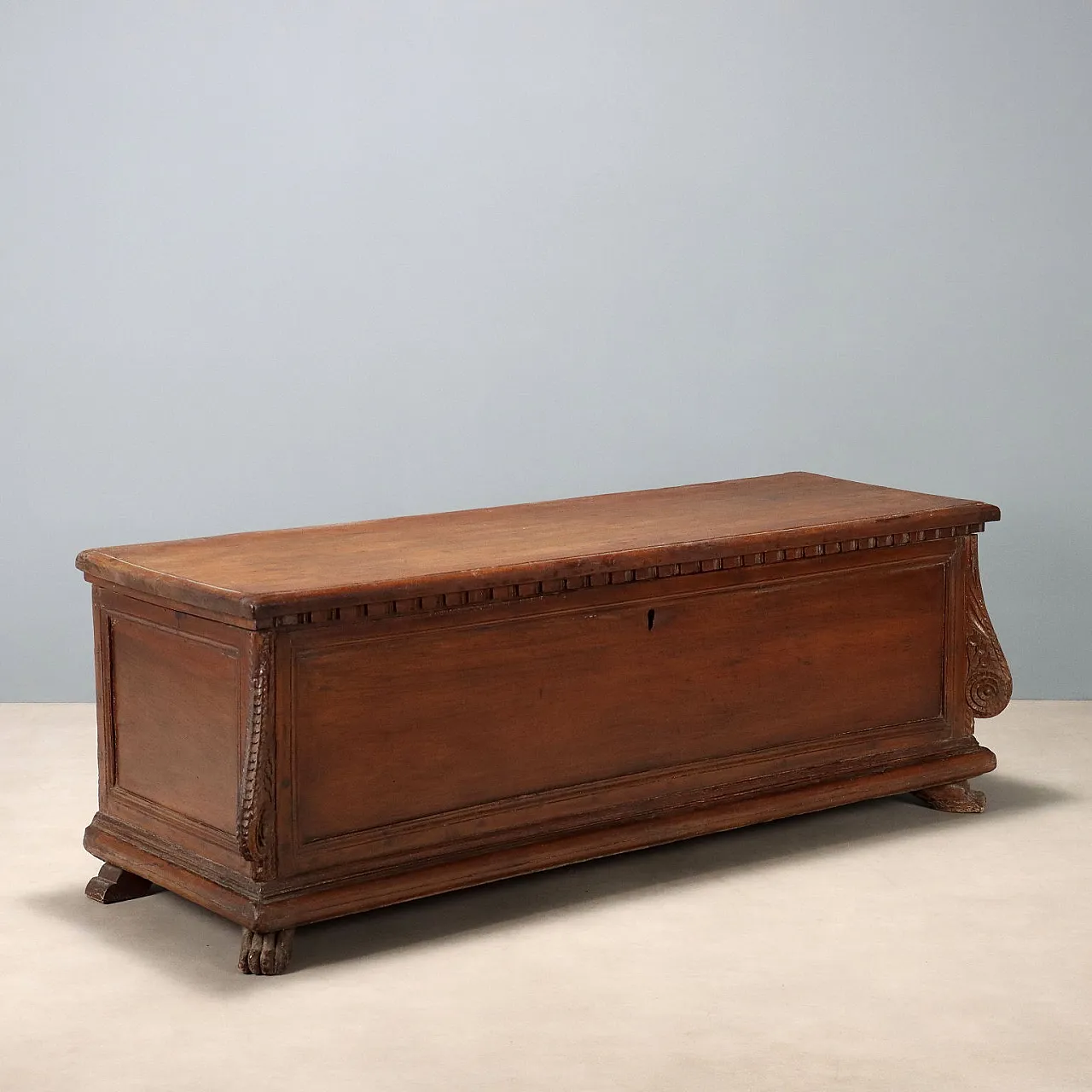 Walnut chest, 18th century 1