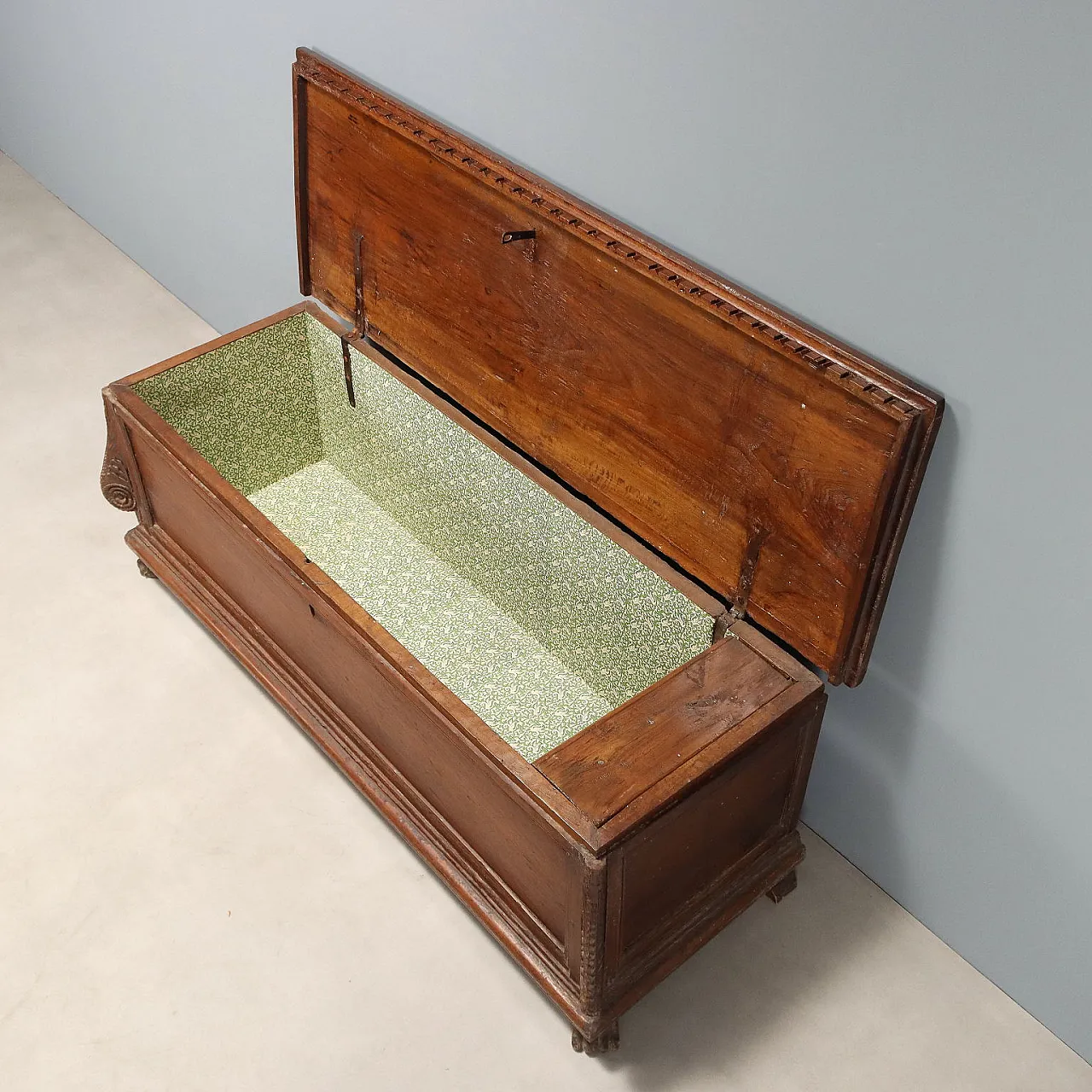 Walnut chest, 18th century 4