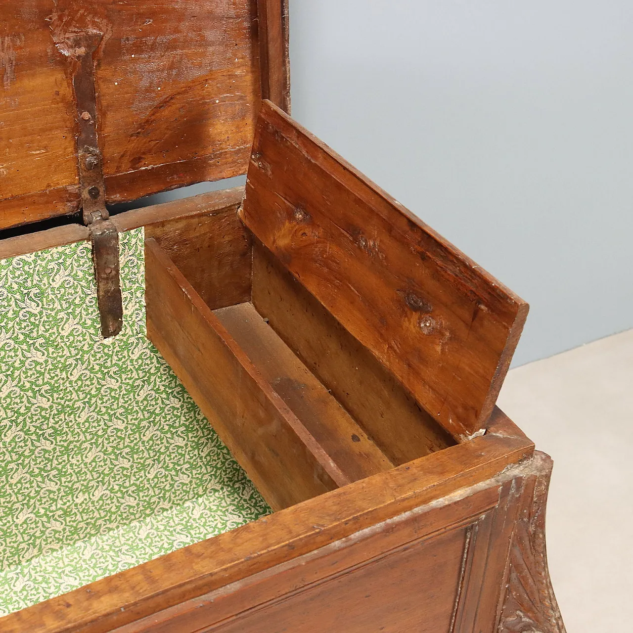 Walnut chest, 18th century 5