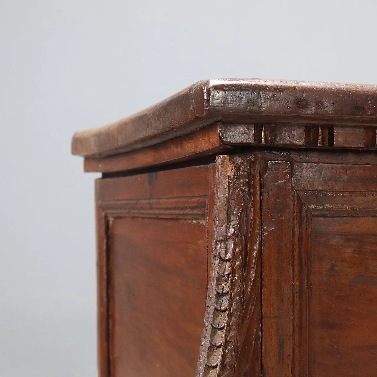 Walnut chest, 18th century 6