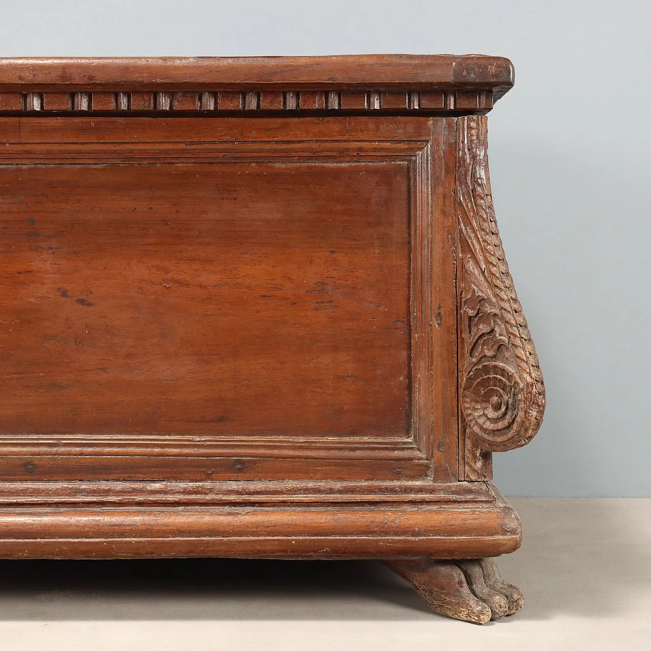 Walnut chest, 18th century 7