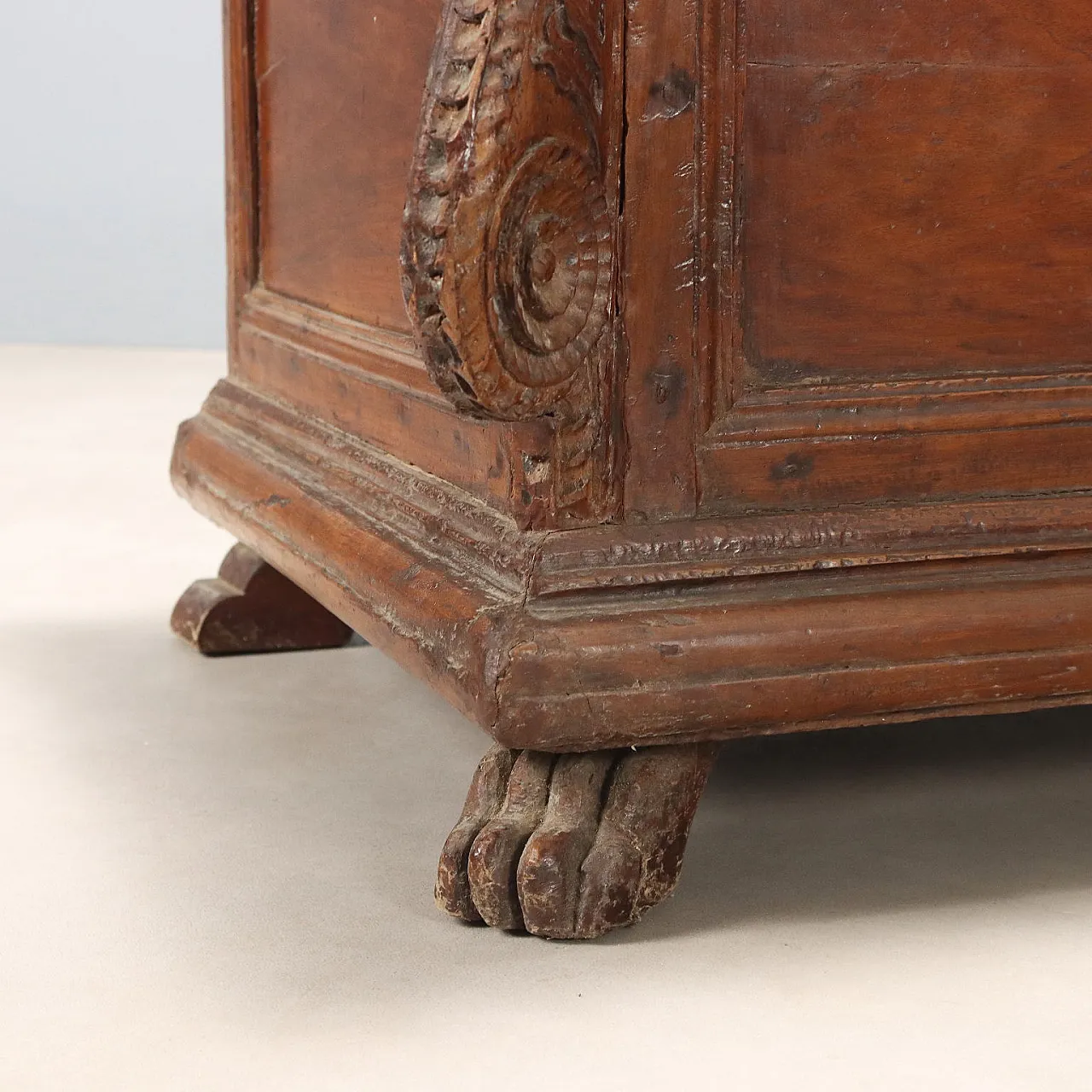 Walnut chest, 18th century 8