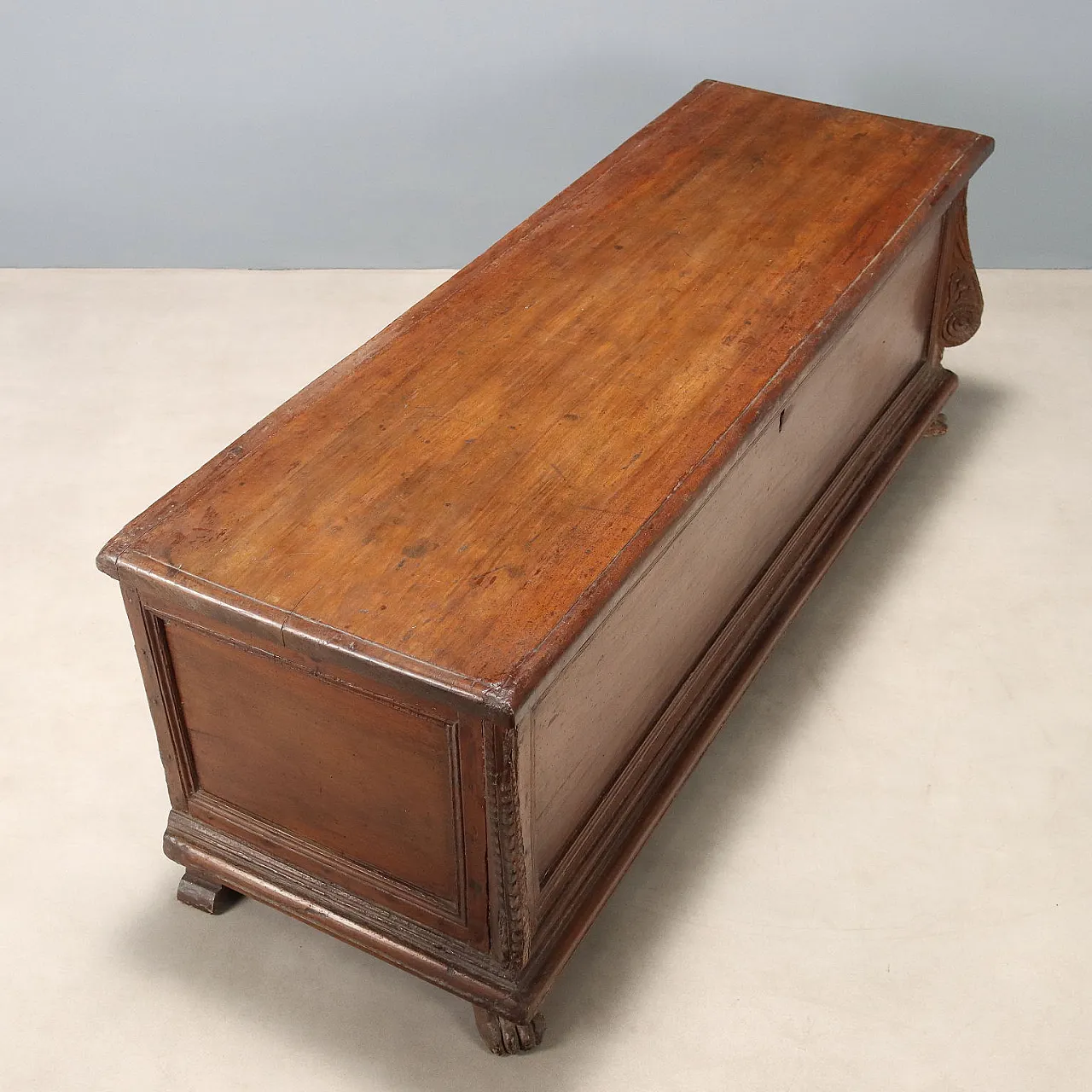 Walnut chest, 18th century 9