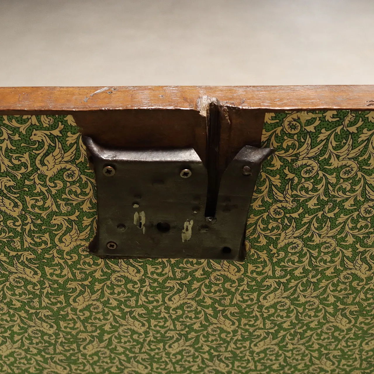 Walnut chest, 18th century 10