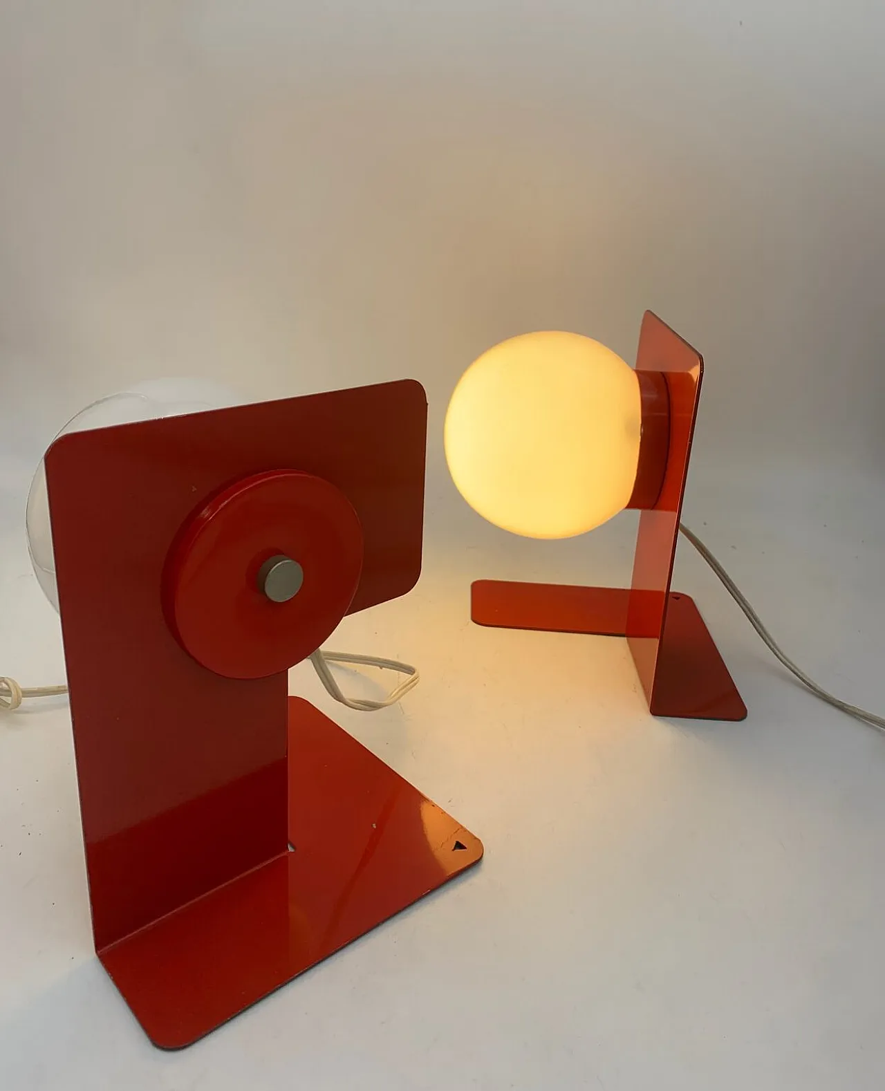 Coppia di lampade da tavolo in metallo verniciato e vetro, anni '70 1