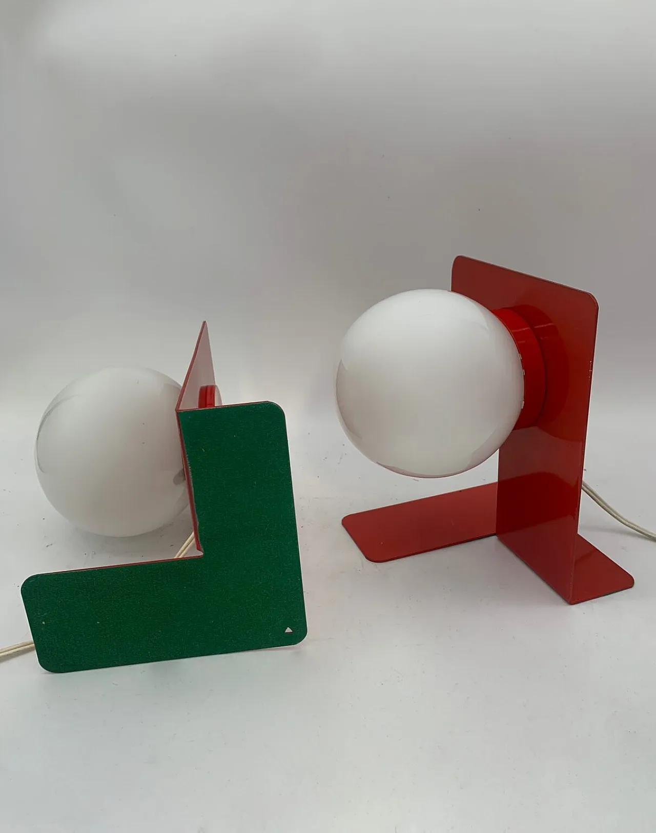 Coppia di lampade da tavolo in metallo verniciato e vetro, anni '70 2