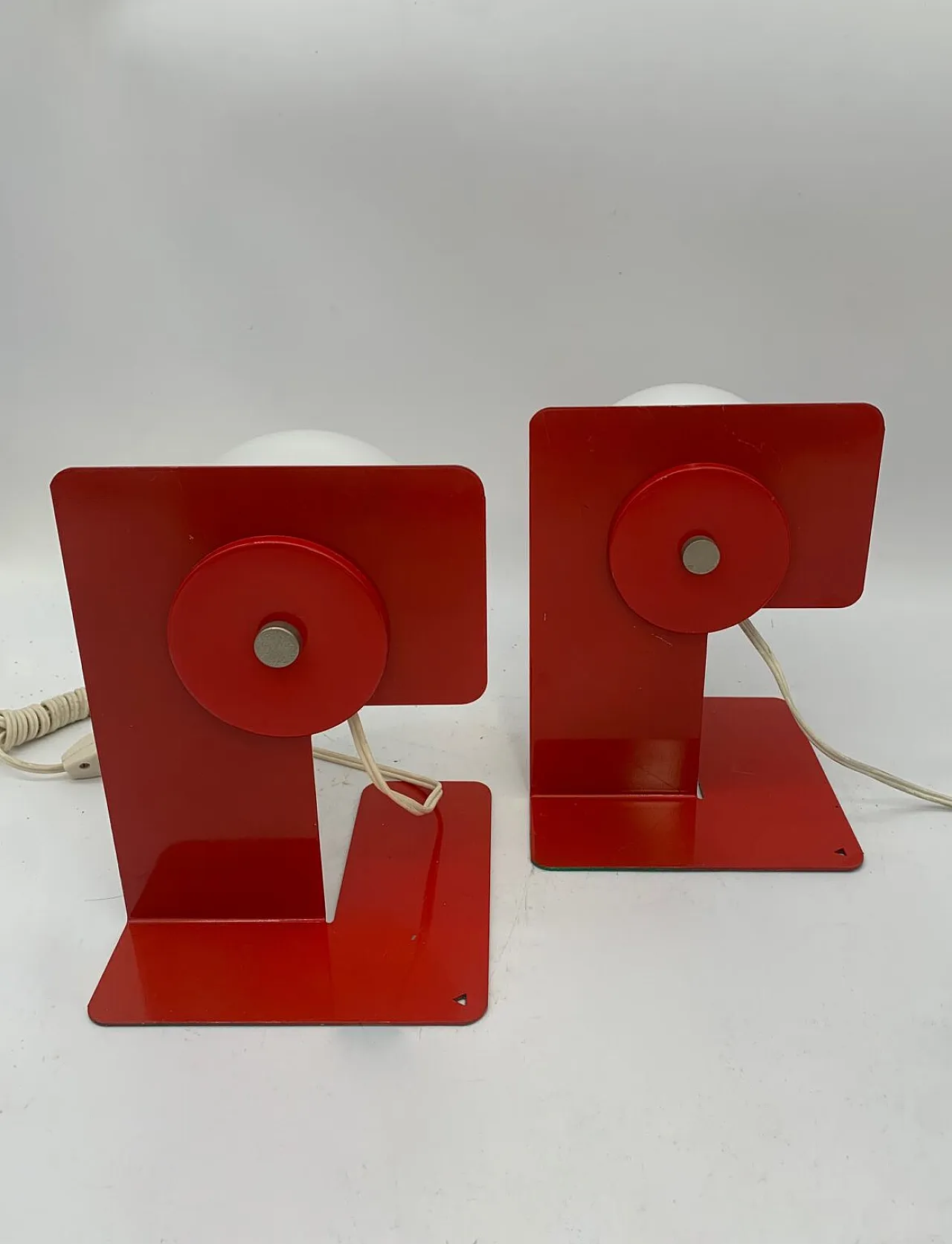 Coppia di lampade da tavolo in metallo verniciato e vetro, anni '70 3