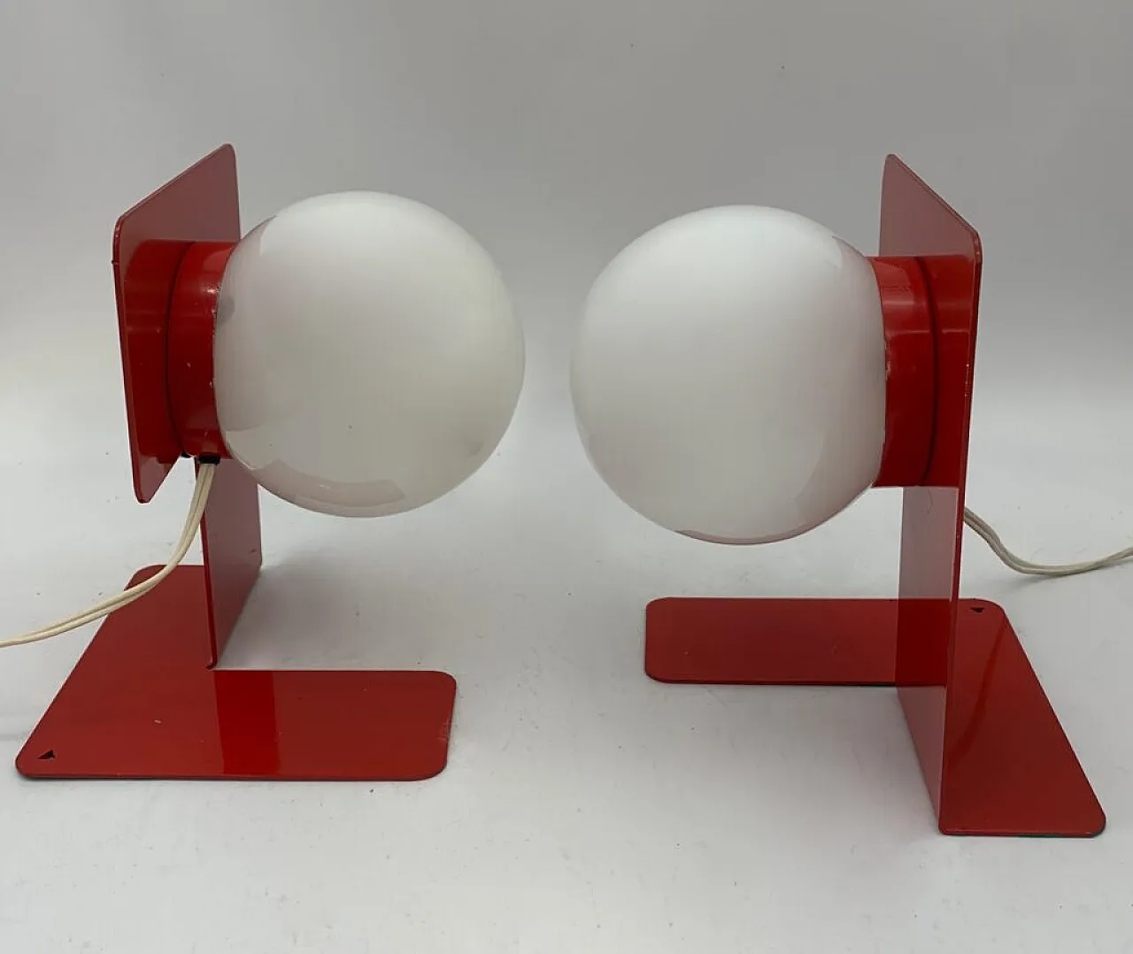 Coppia di lampade da tavolo in metallo verniciato e vetro, anni '70 4