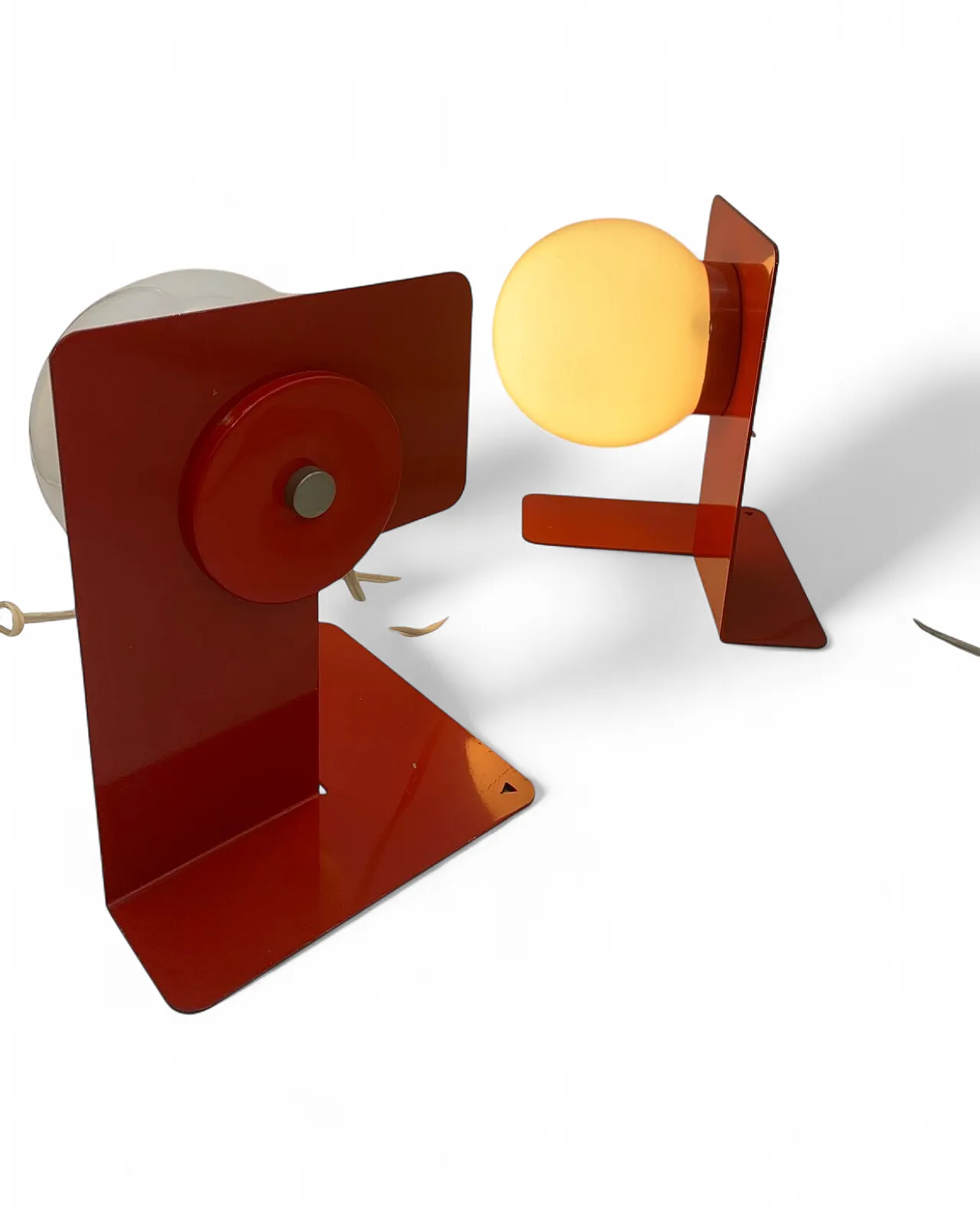 Coppia di lampade da tavolo in metallo verniciato e vetro, anni '70 6