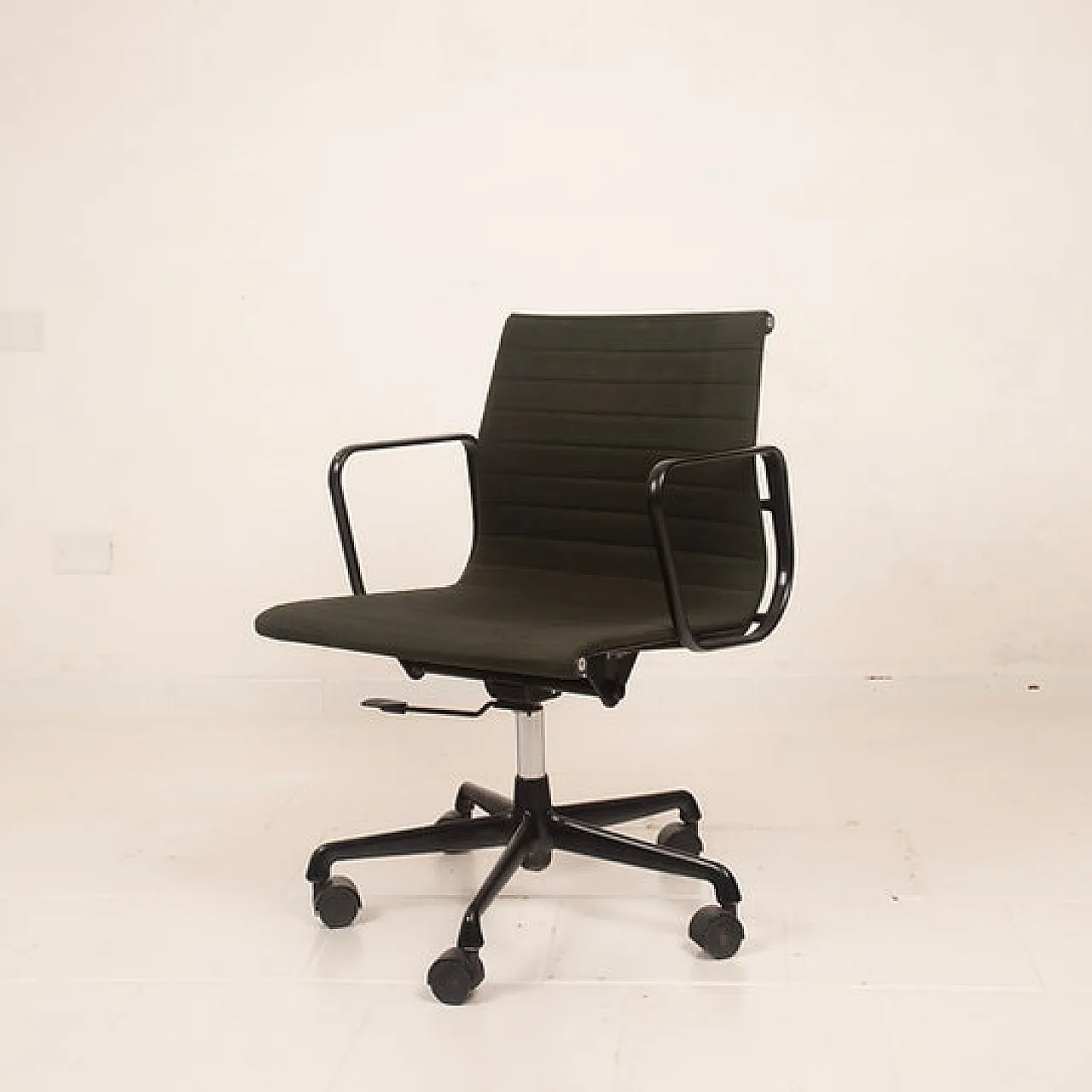 Aluminum office chair by Charles & Ray Eames for ICF, 20th century 1