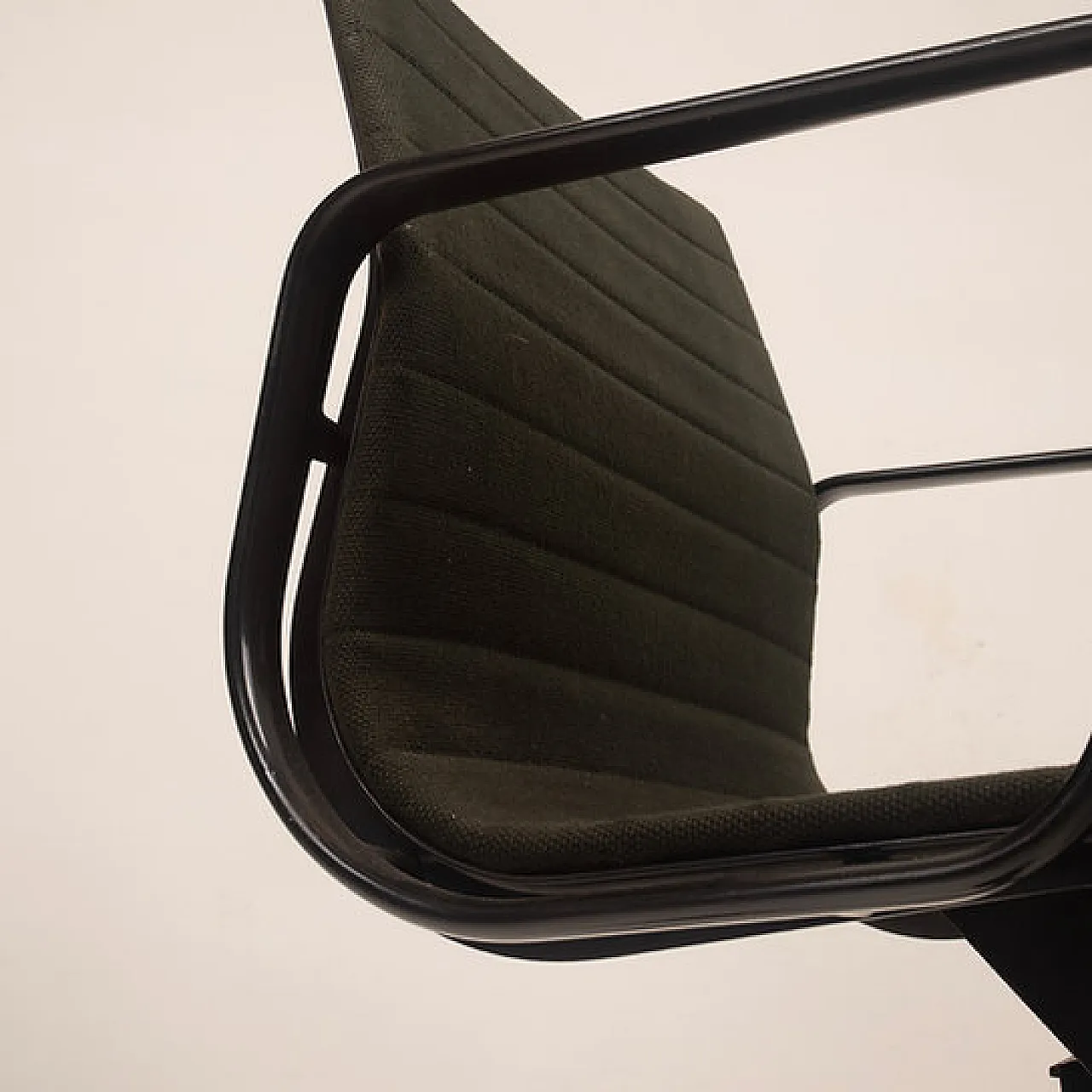 Aluminum office chair by Charles & Ray Eames for ICF, 20th century 2