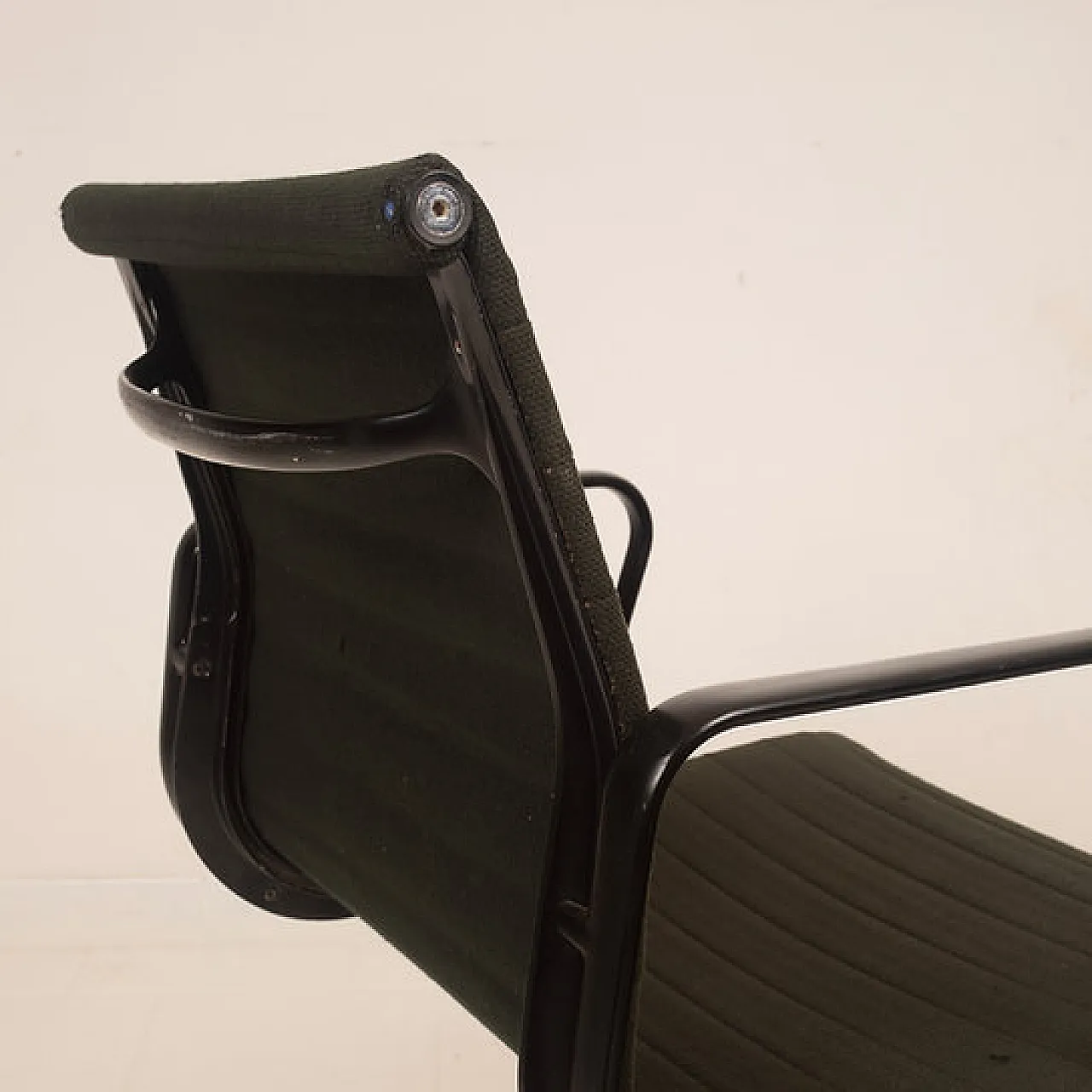 Aluminum office chair by Charles & Ray Eames for ICF, 20th century 4