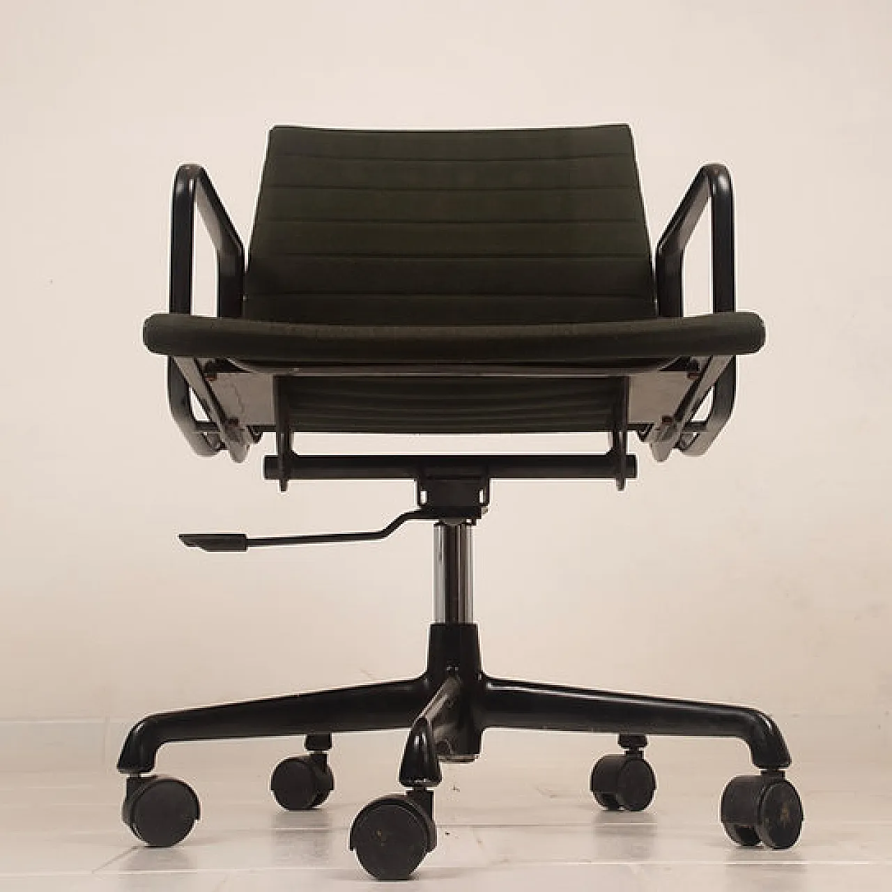 Aluminum office chair by Charles & Ray Eames for ICF, 20th century 6
