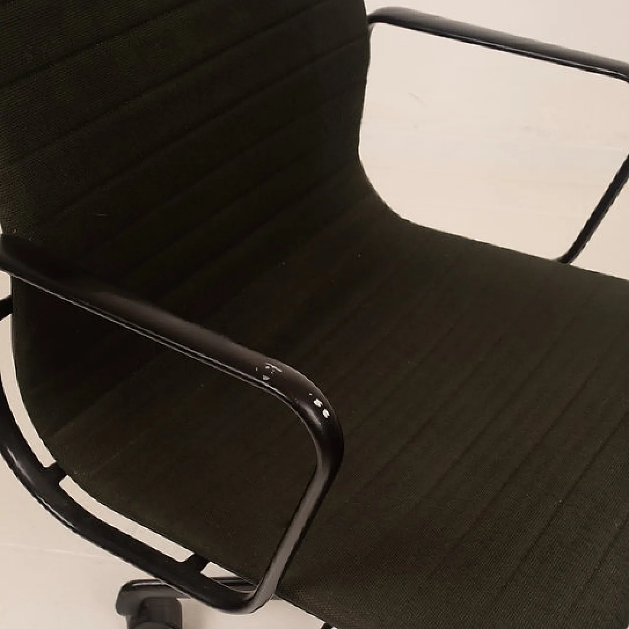 Aluminum office chair by Charles & Ray Eames for ICF, 20th century 7