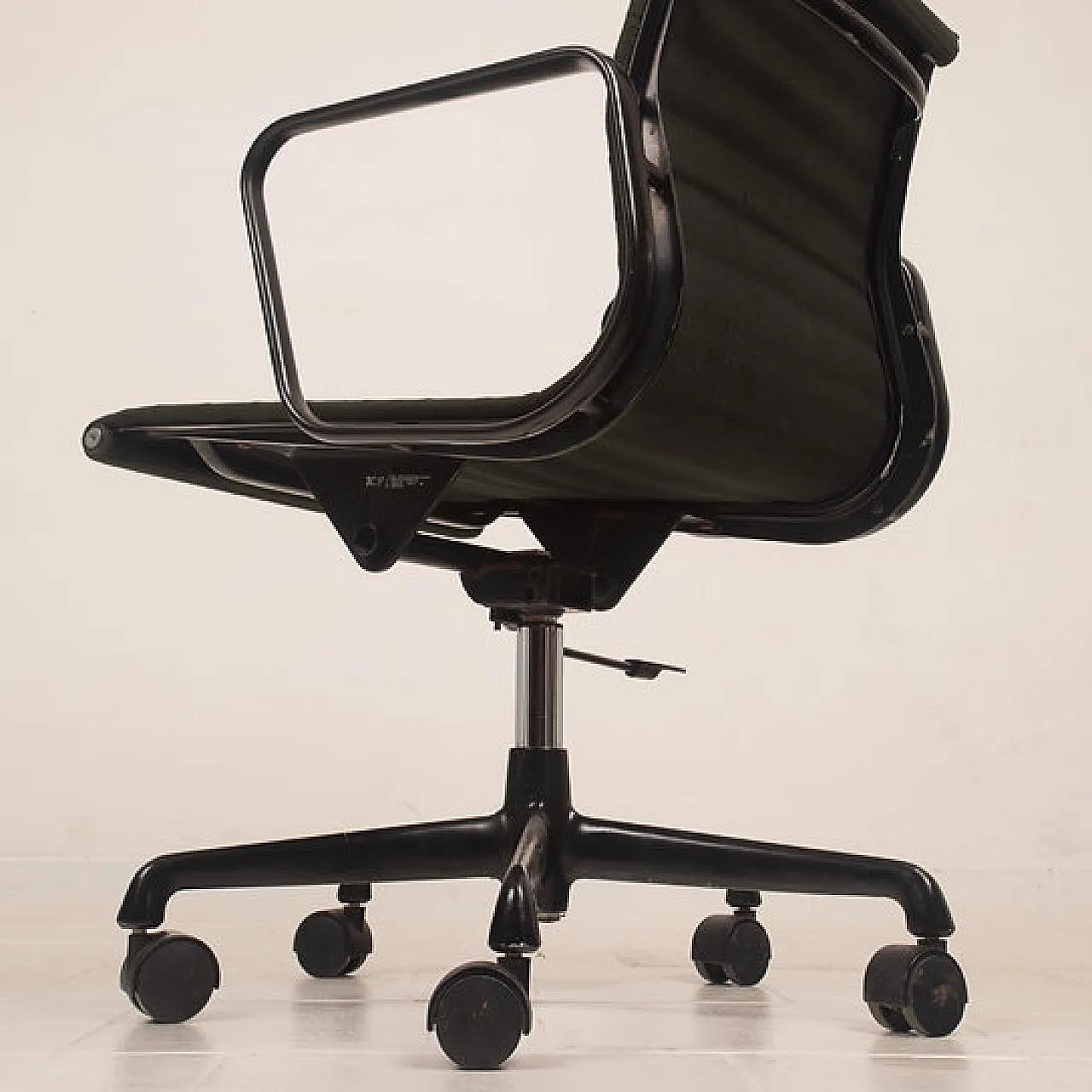 Aluminum office chair by Charles & Ray Eames for ICF, 20th century 8