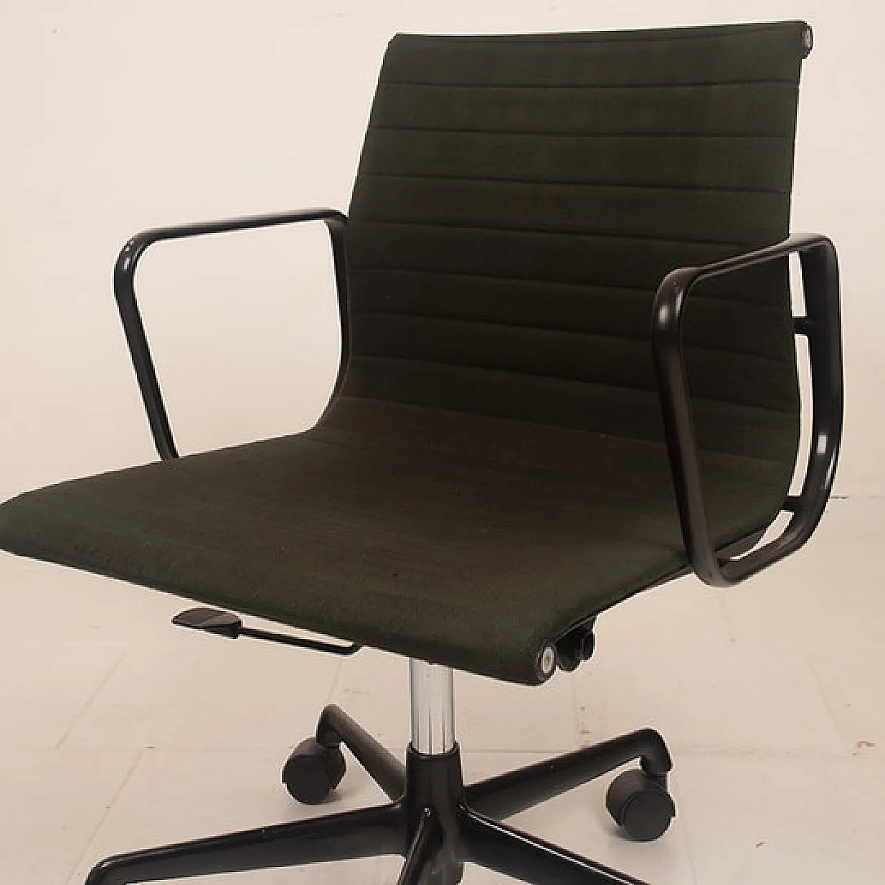 Aluminum office chair by Charles & Ray Eames for ICF, 20th century 10