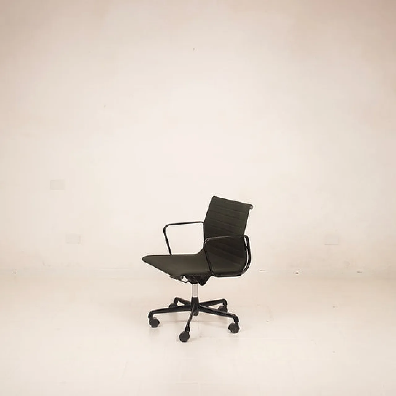Aluminum office chair by Charles & Ray Eames for ICF, 20th century 11