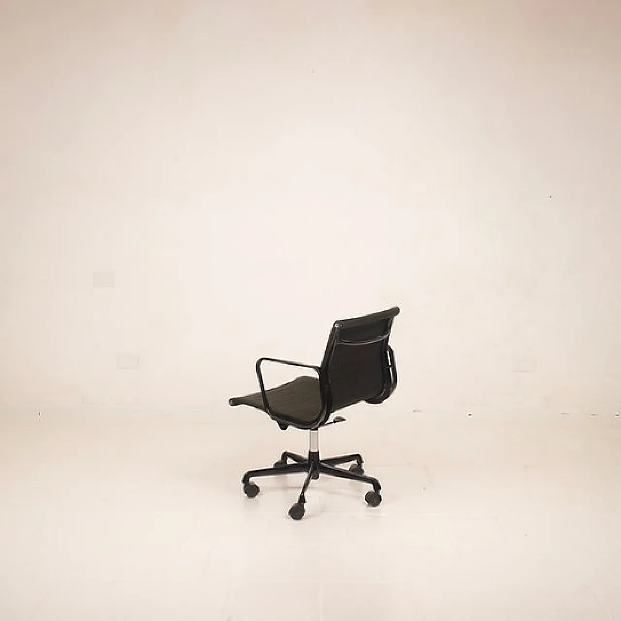 Aluminum office chair by Charles & Ray Eames for ICF, 20th century 12