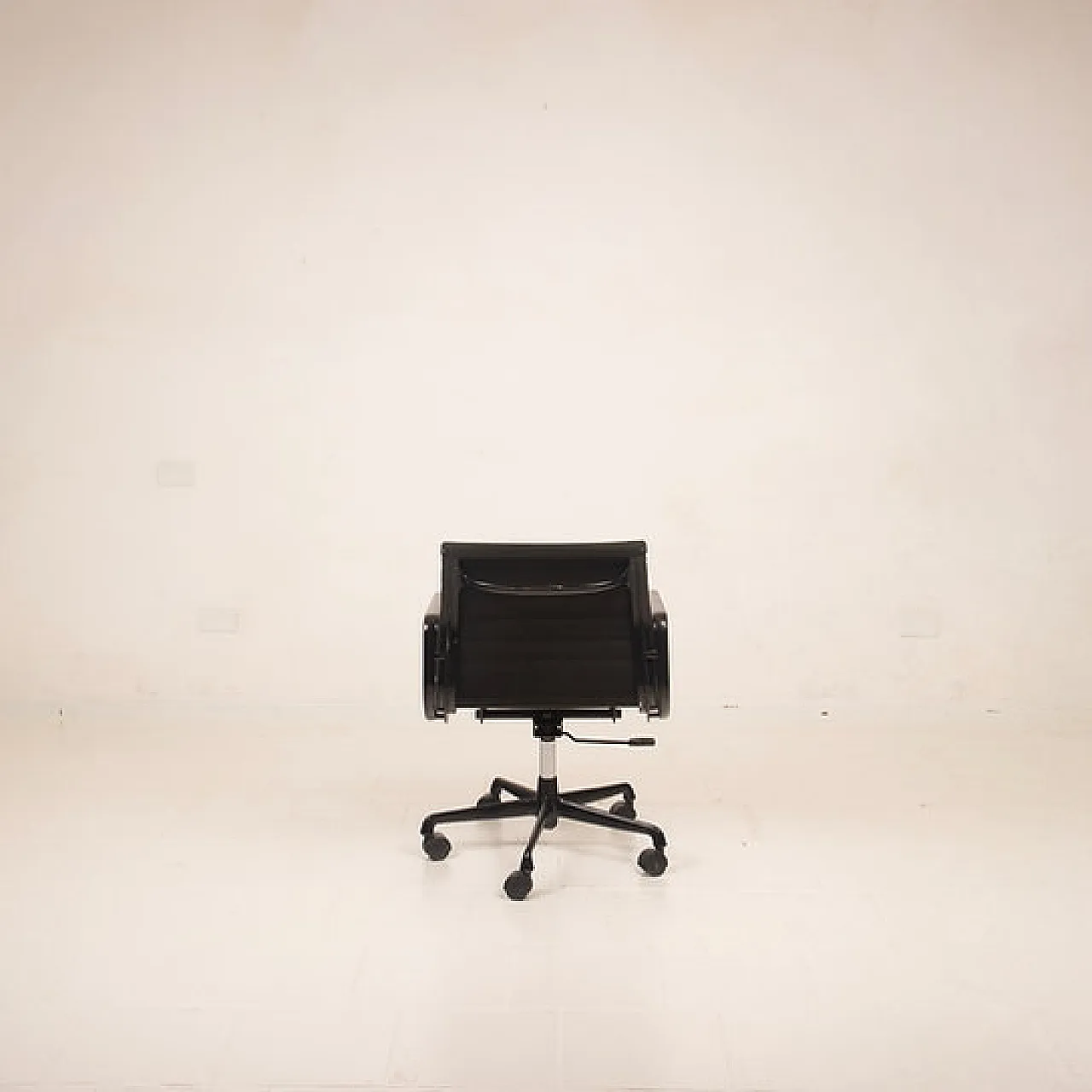 Aluminum office chair by Charles & Ray Eames for ICF, 20th century 13