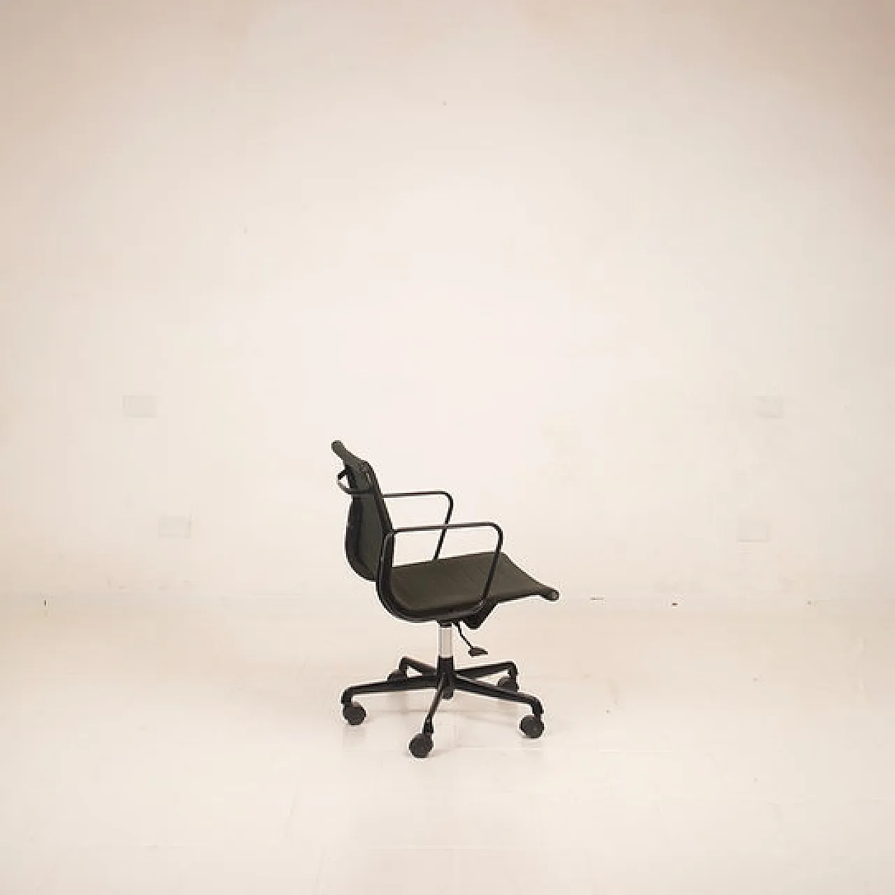 Aluminum office chair by Charles & Ray Eames for ICF, 20th century 14