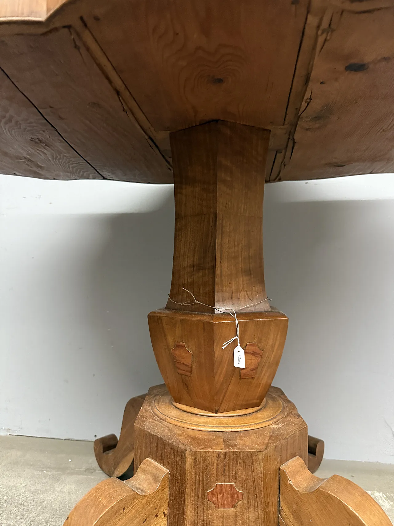 Tavolo a biscotto Carlo X in noce con stella intarsiata, '800 3