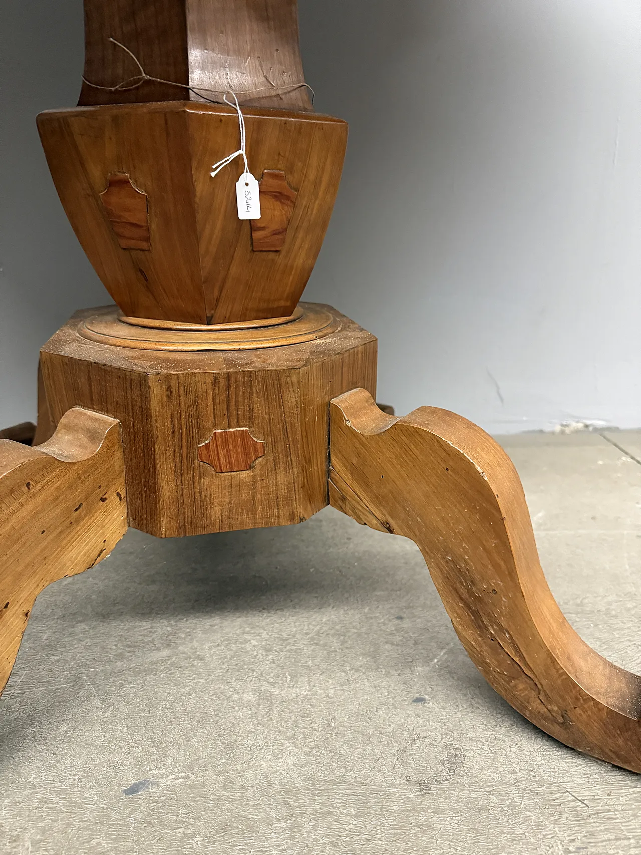 Tavolo a biscotto Carlo X in noce con stella intarsiata, '800 6