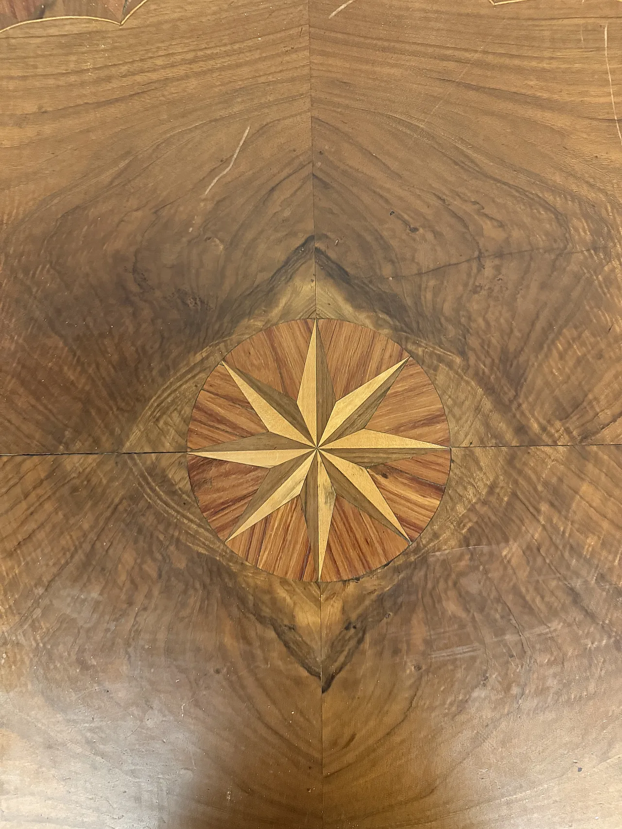 Tavolo a biscotto Carlo X in noce con stella intarsiata, '800 10