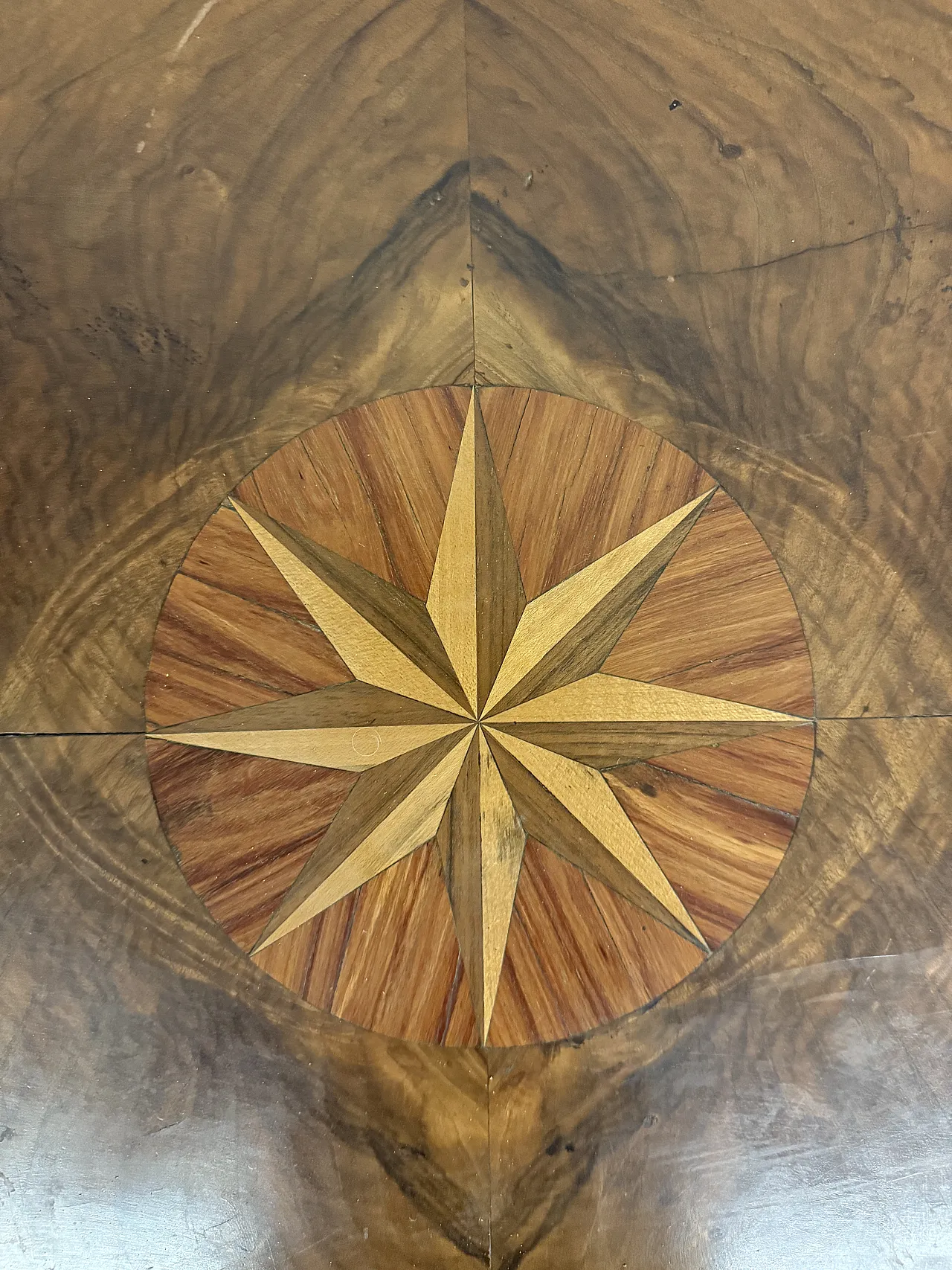 Tavolo a biscotto Carlo X in noce con stella intarsiata, '800 11