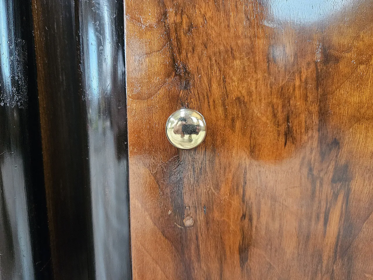 Pair of 1940s Art Deco bedside tables in walnut root 7