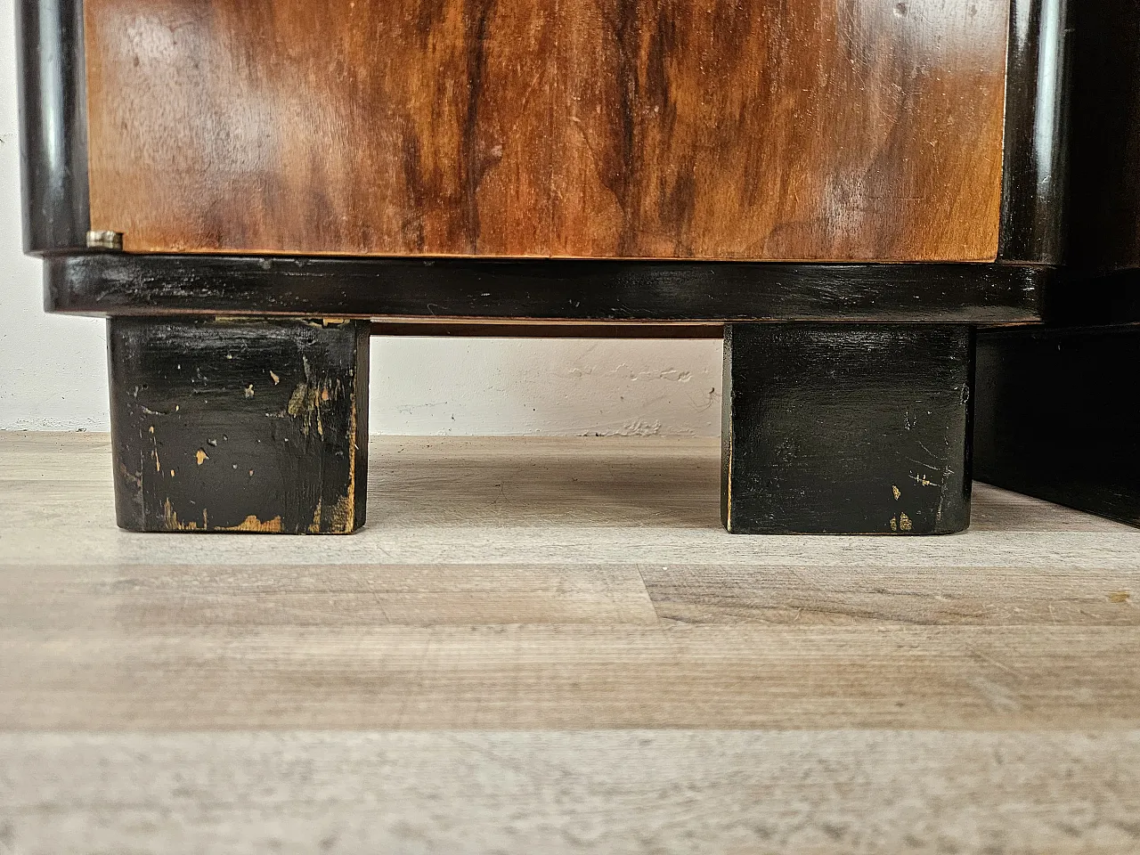 Pair of 1940s Art Deco bedside tables in walnut root 13